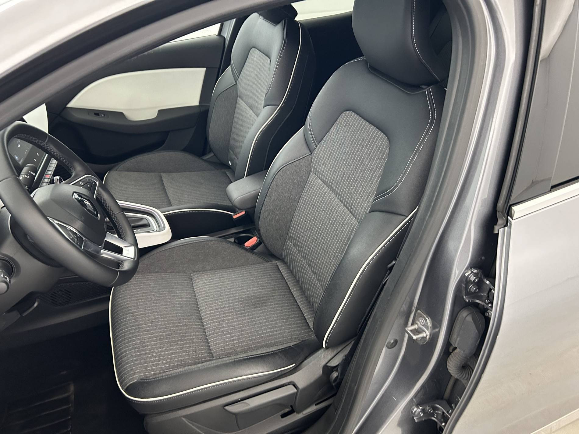 Vente en ligne Renault Clio 5 Clio E-Tech full hybrid 145 au prix de 16 490 €