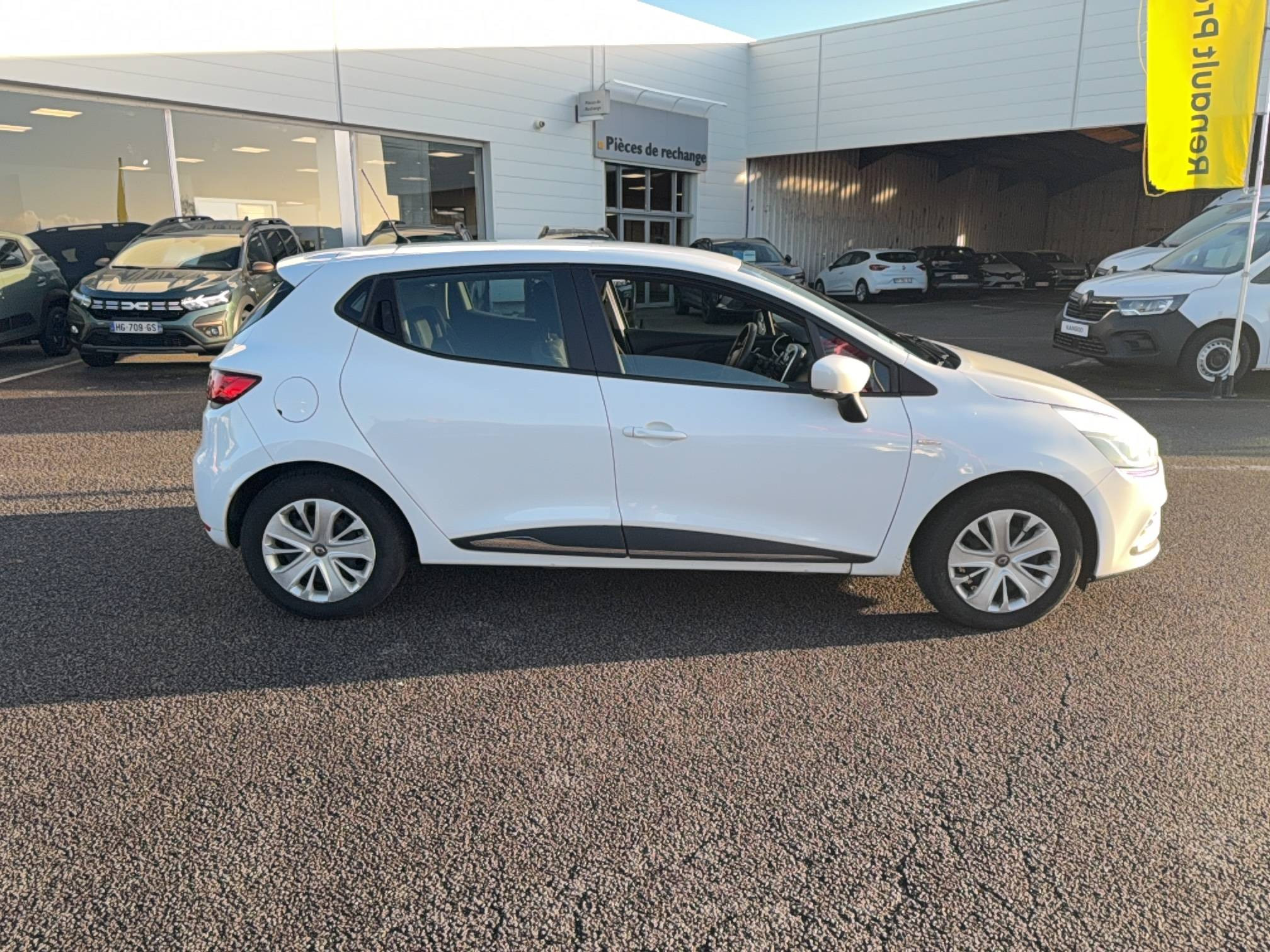 Vente en ligne Renault Clio 4 Clio dCi 75 E6C au prix de 10 990 €