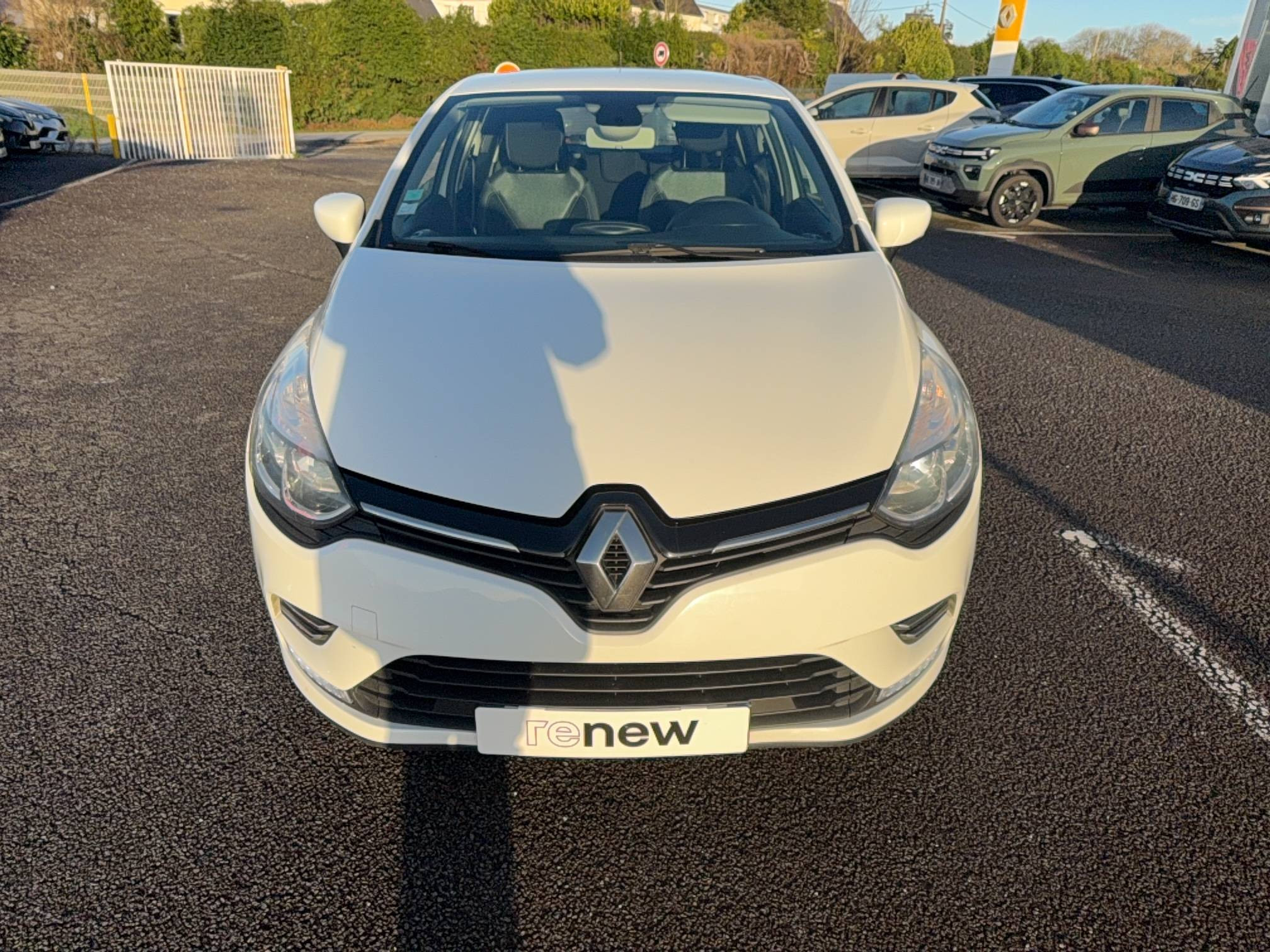 Vente en ligne Renault Clio 4 Clio dCi 75 E6C au prix de 10 990 €