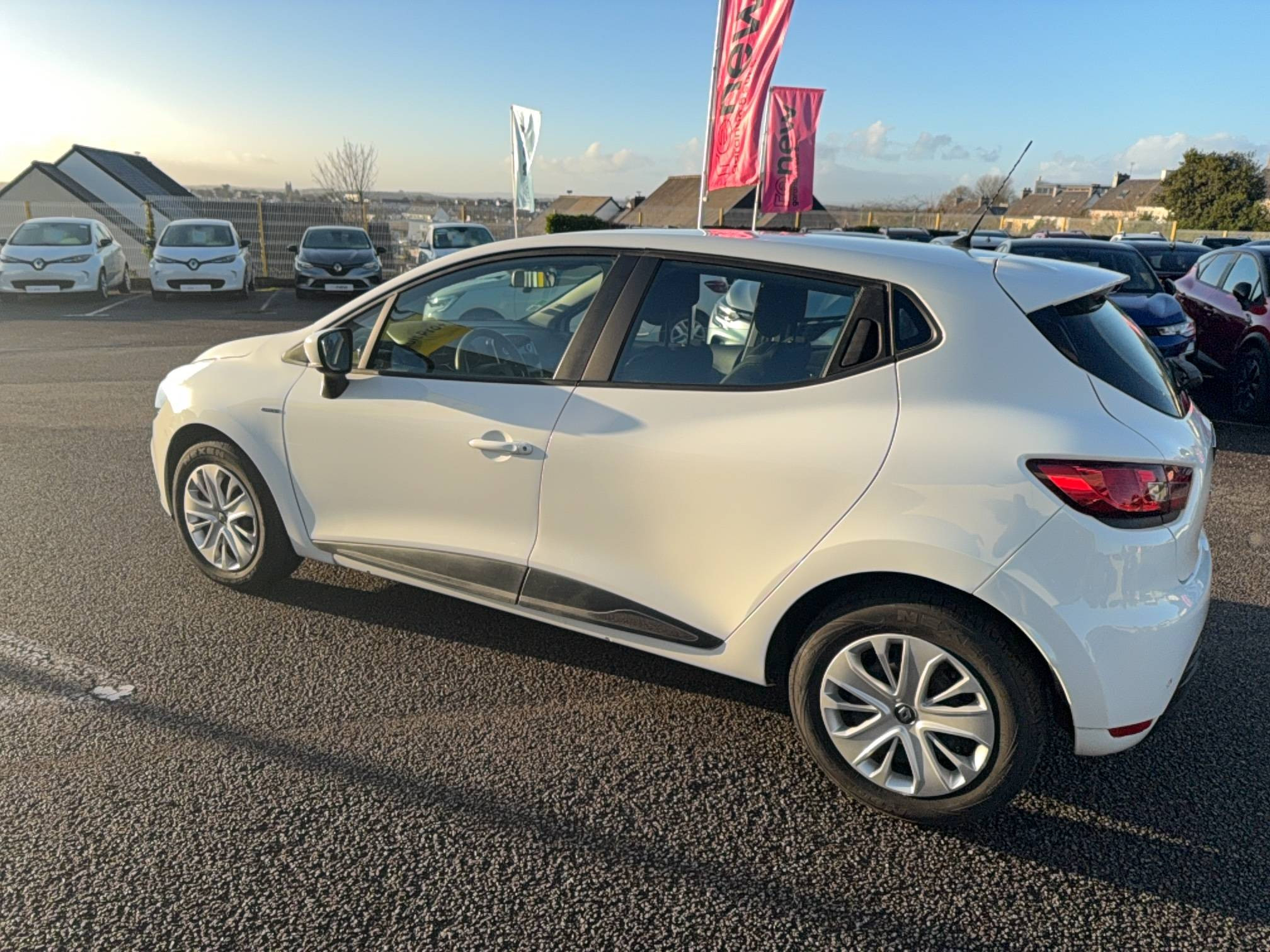 Vente en ligne Renault Clio 4 Clio dCi 75 E6C au prix de 10 990 €