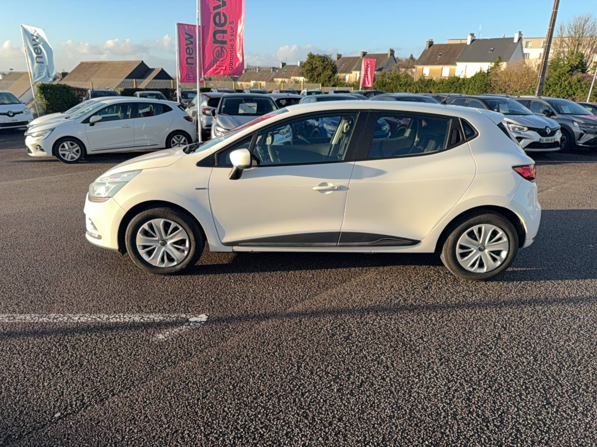 Vente en ligne Renault Clio 4 Clio dCi 75 E6C au prix de 10 990 €