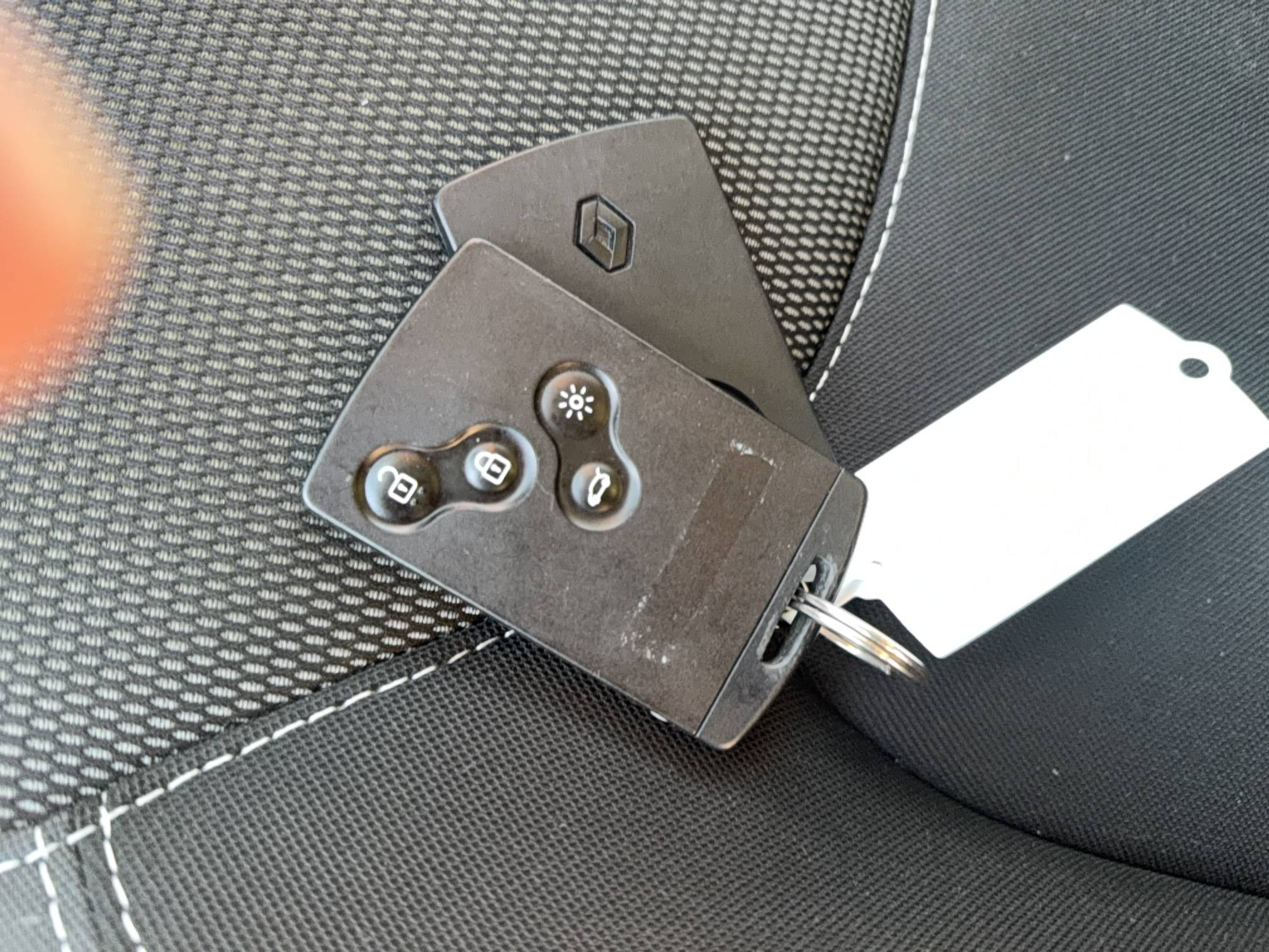 Vente en ligne Renault Clio 4 Clio dCi 75 E6C au prix de 10 990 €