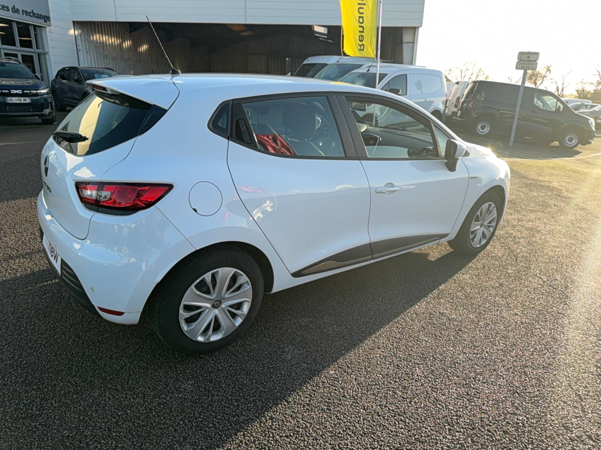 Vente en ligne Renault Clio 4 Clio dCi 75 E6C au prix de 10 990 €
