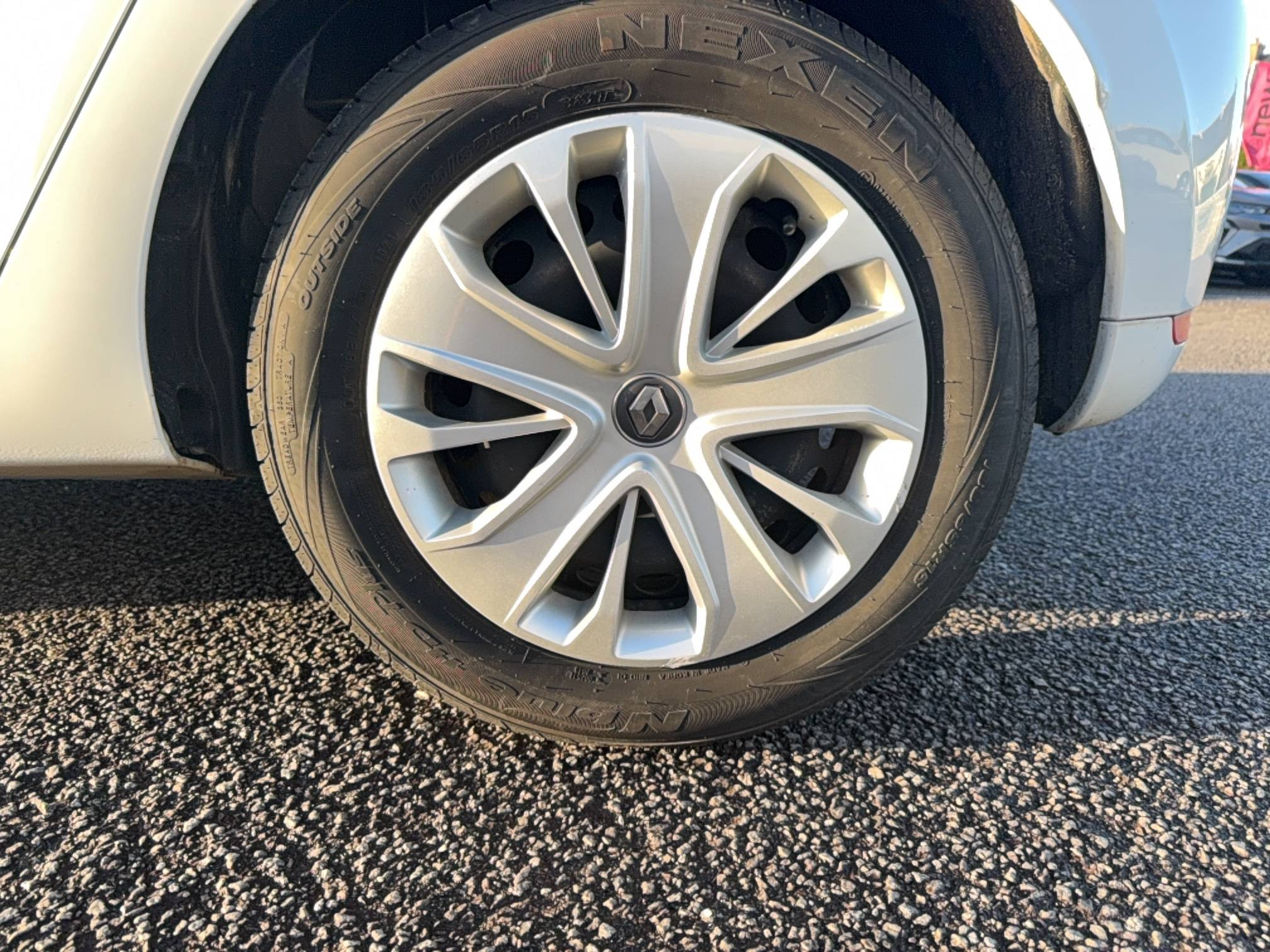 Vente en ligne Renault Clio 4 Clio dCi 75 E6C au prix de 10 990 €