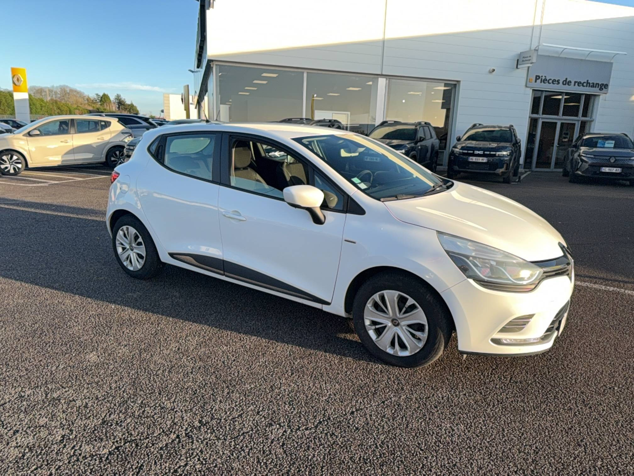 Vente en ligne Renault Clio 4 Clio dCi 75 E6C au prix de 10 990 €