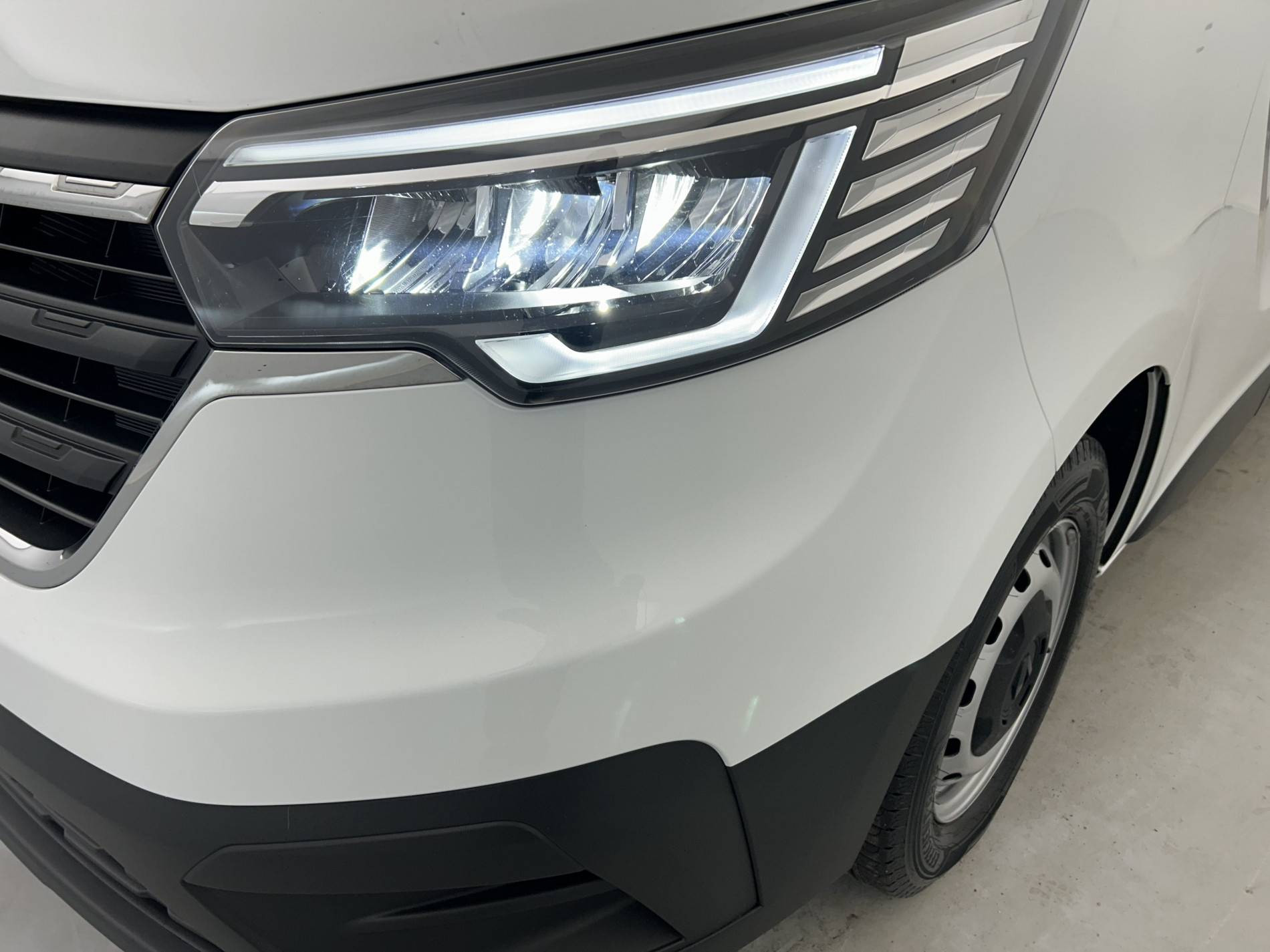 Vente en ligne Renault Trafic 3 Fourgon TRAFIC FGN L1H1 3T BLUE DCI 130 GSR2 au prix de 25 490 €