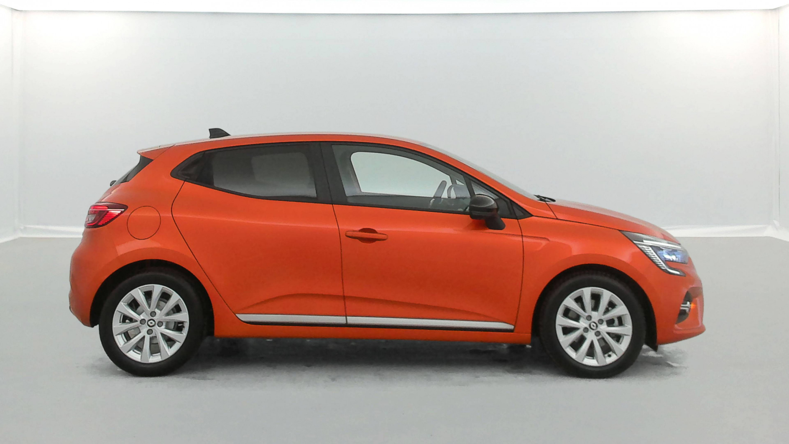 Vente en ligne Renault Clio 5 Clio E-Tech full hybrid 145 au prix de 17 990 €