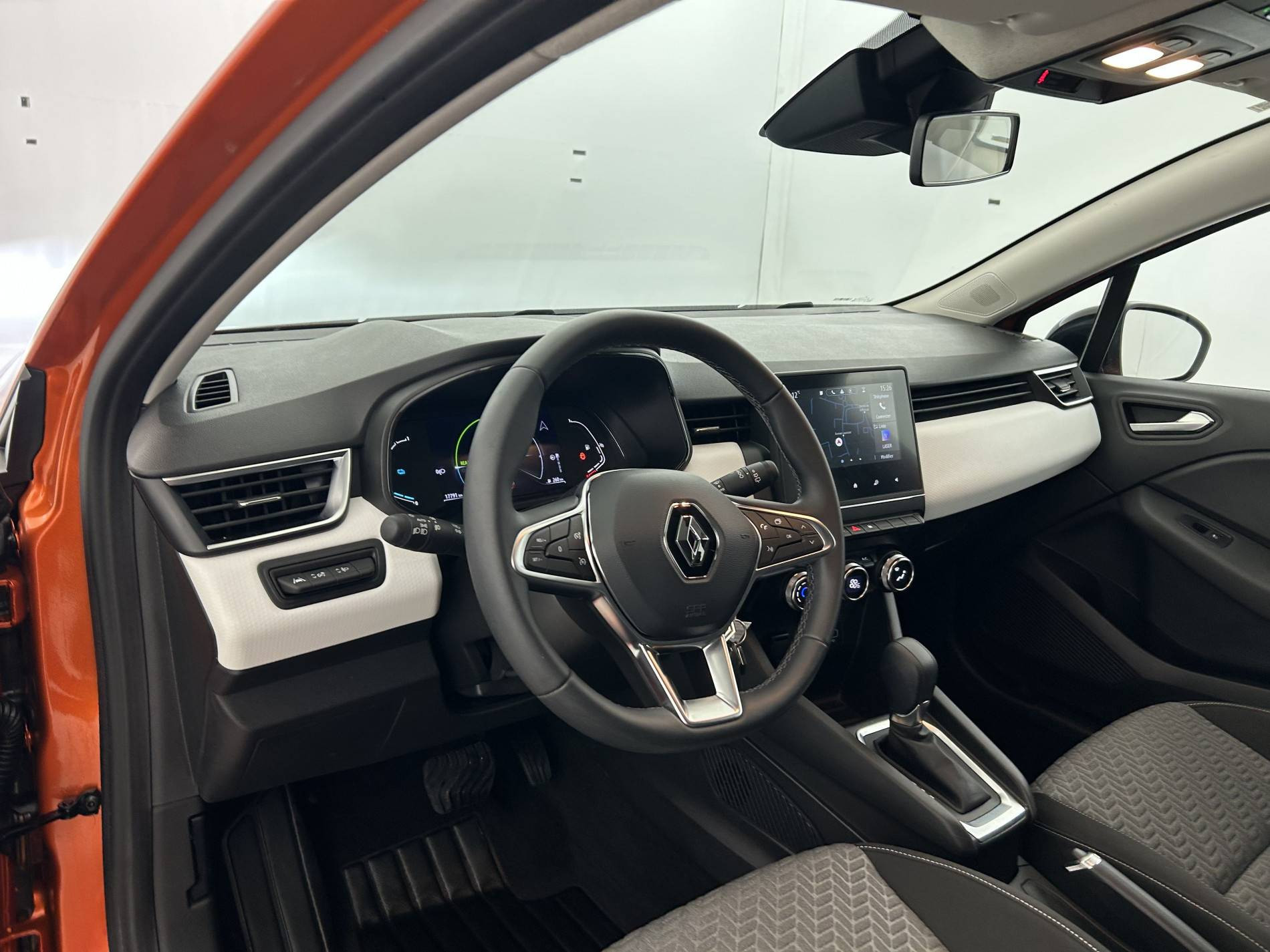 Vente en ligne Renault Clio 5 Clio E-Tech full hybrid 145 au prix de 17 990 €