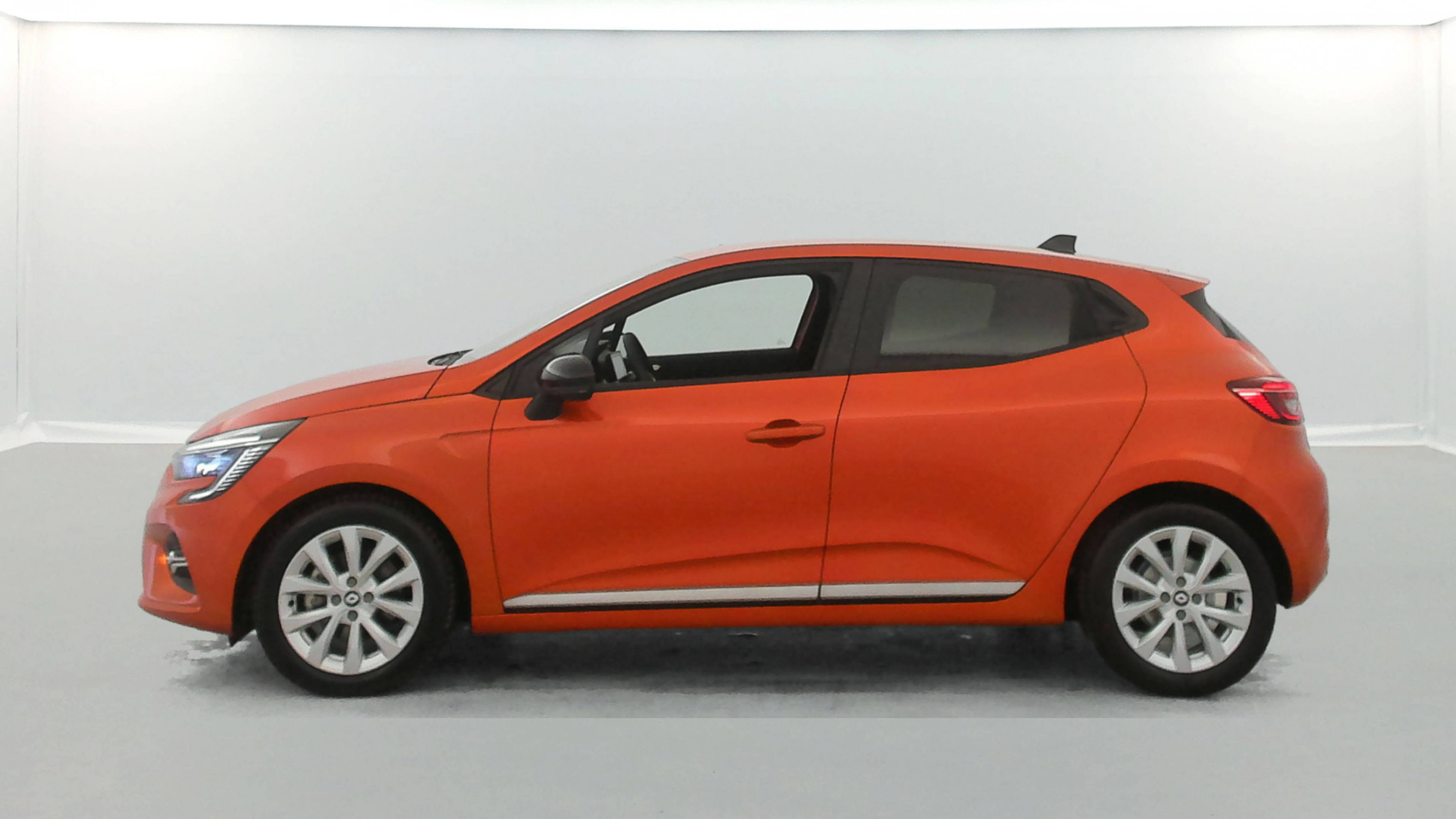 Vente en ligne Renault Clio 5 Clio E-Tech full hybrid 145 au prix de 17 990 €