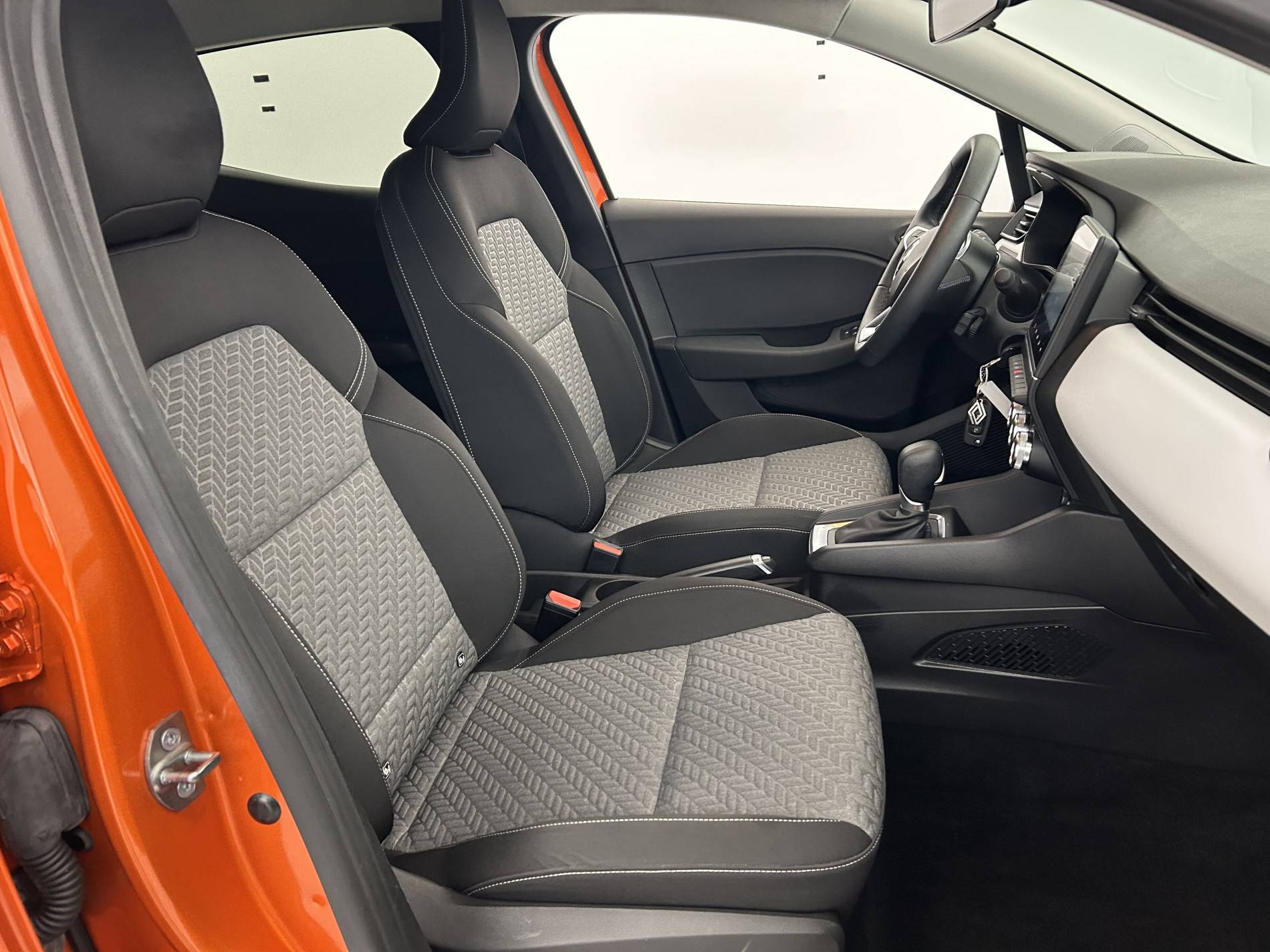 Vente en ligne Renault Clio 5 Clio E-Tech full hybrid 145 au prix de 17 990 €