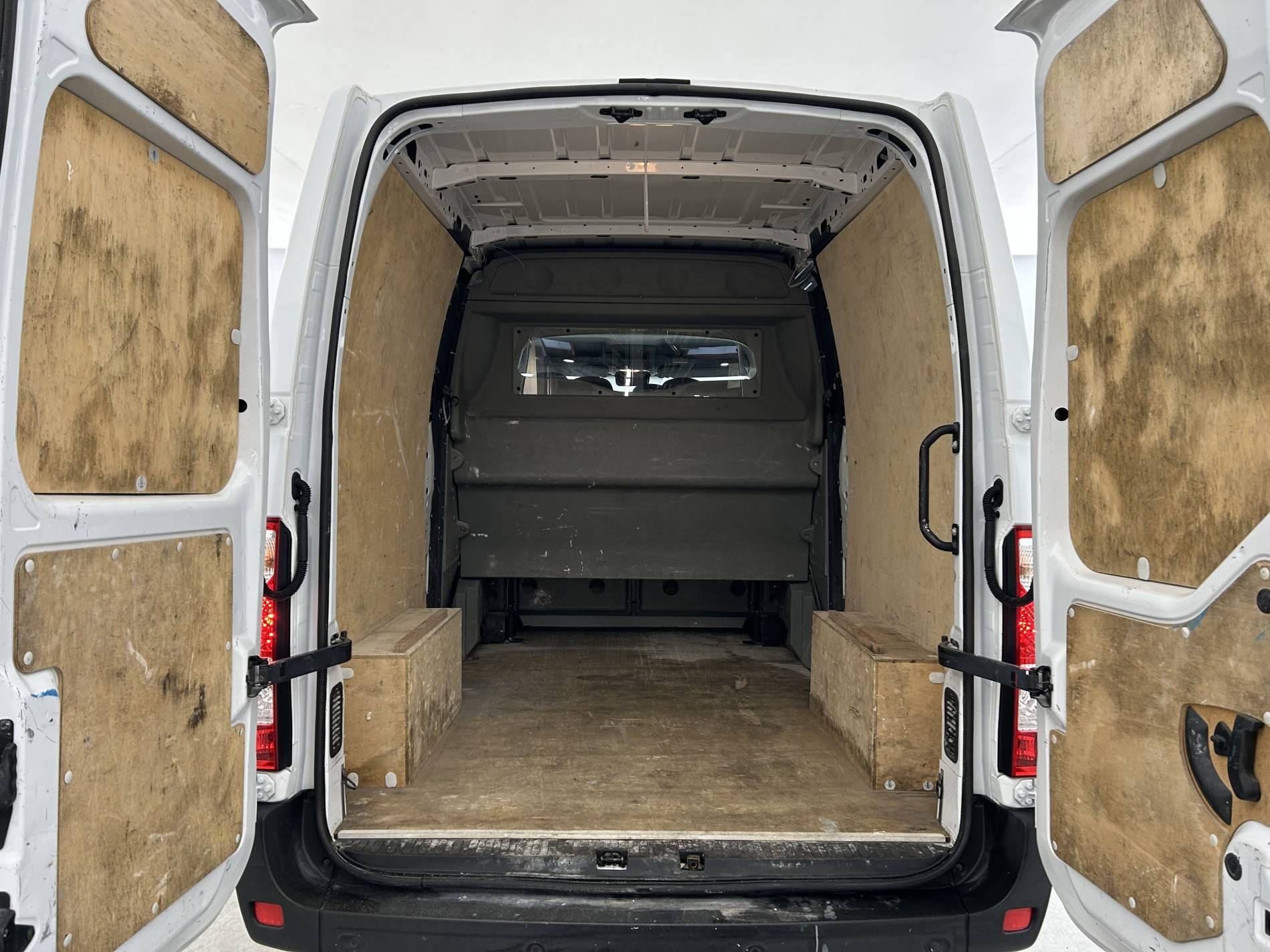 Vente en ligne Renault Master Fourgon MASTER CA TRAC F3300 L2H2 BLUE DCI 135 au prix de 24 490 €