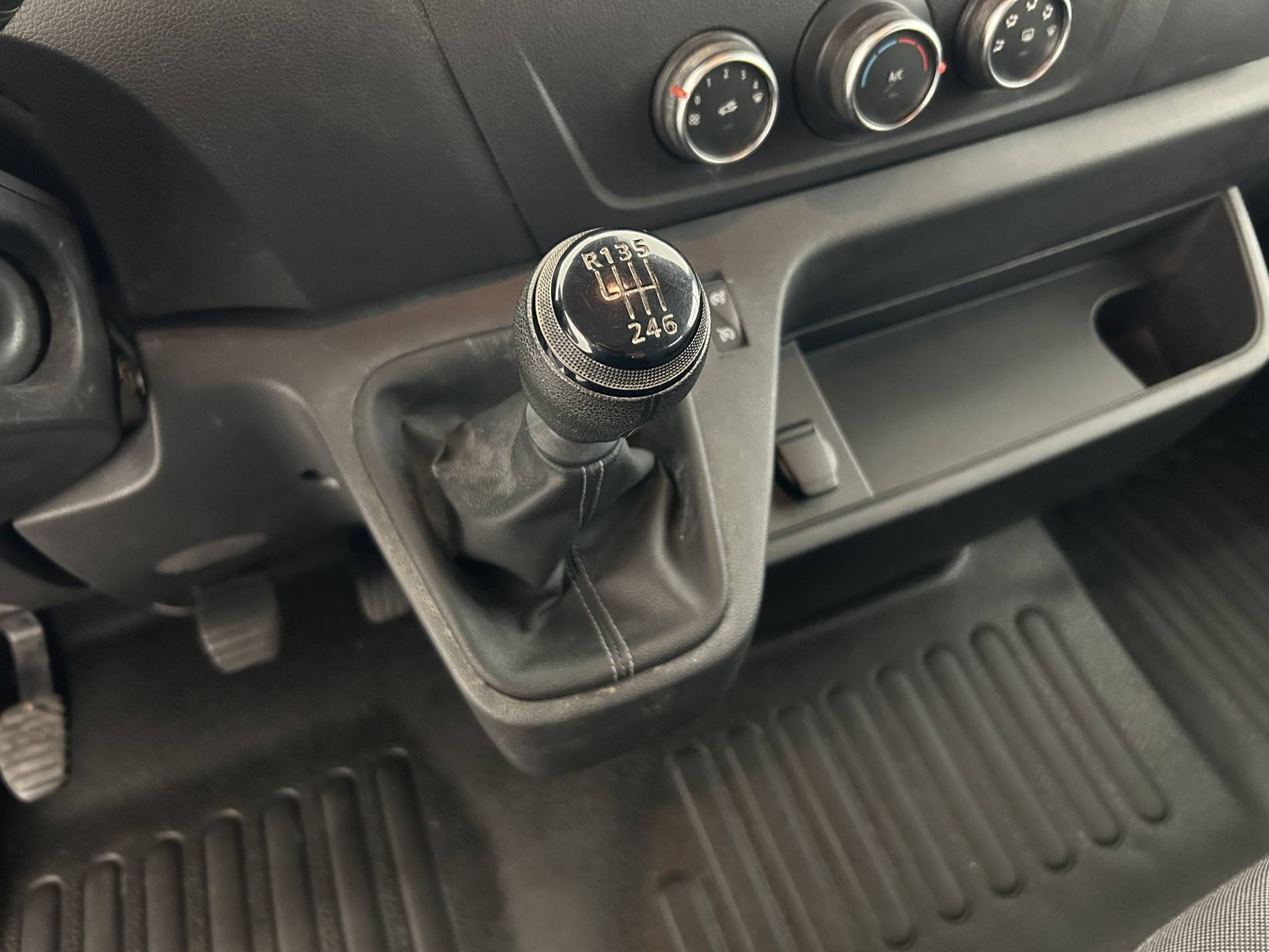 Vente en ligne Renault Master Fourgon MASTER CA TRAC F3300 L2H2 BLUE DCI 135 au prix de 24 490 €