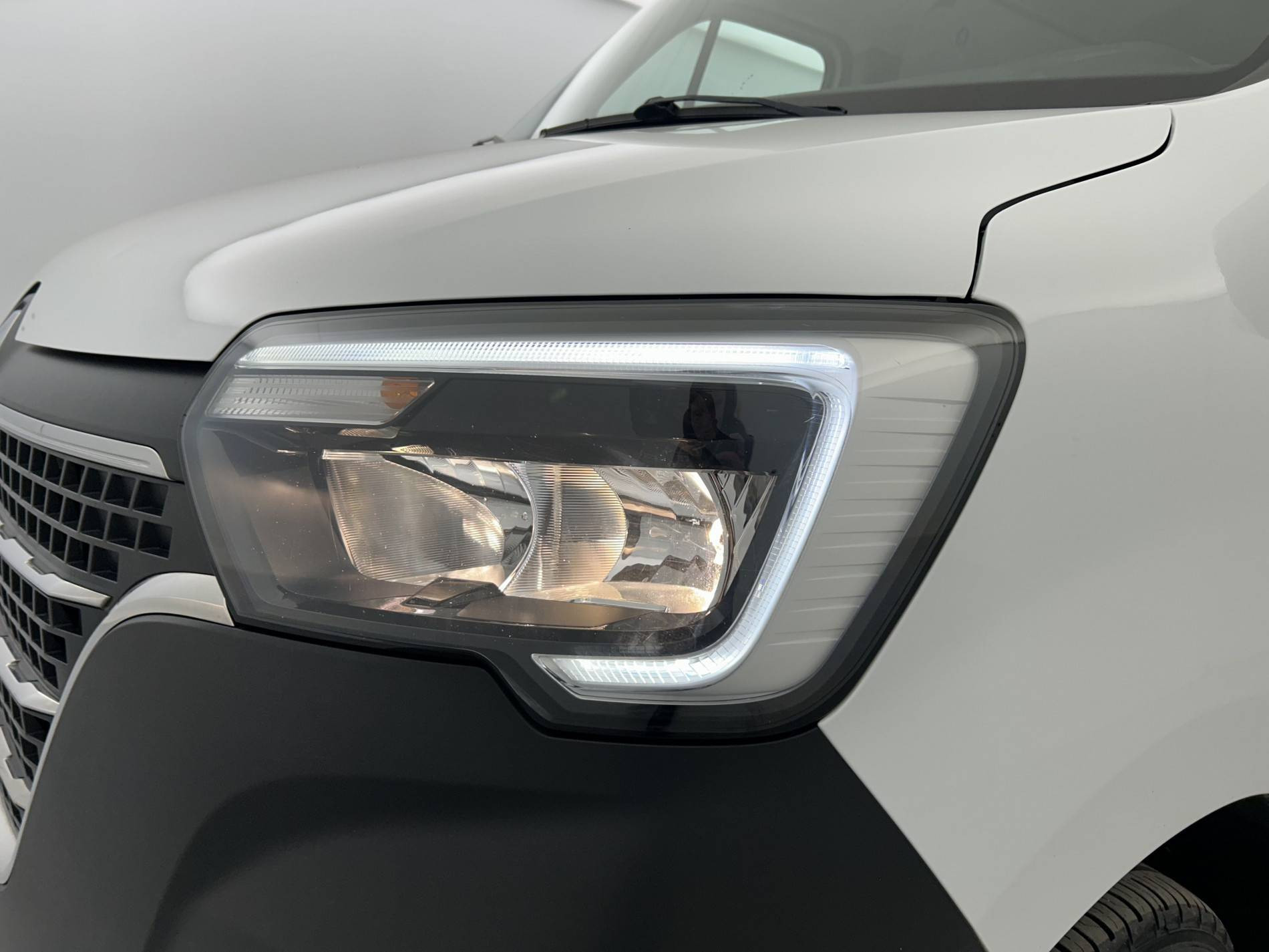 Vente en ligne Renault Master Fourgon MASTER CA TRAC F3300 L2H2 BLUE DCI 135 au prix de 24 490 €