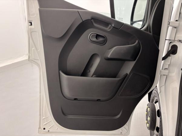 Vente en ligne Renault Master 3 Châssis Cabine MASTER BENNE PROPULSION ROUES JUMELEES L3 + COFFRE DCI 130 au prix de 27 990 €