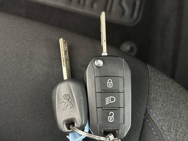 Vente en ligne Peugeot Rifter  Standard BlueHDi 100 S&S BVM5 au prix de 20 590 €