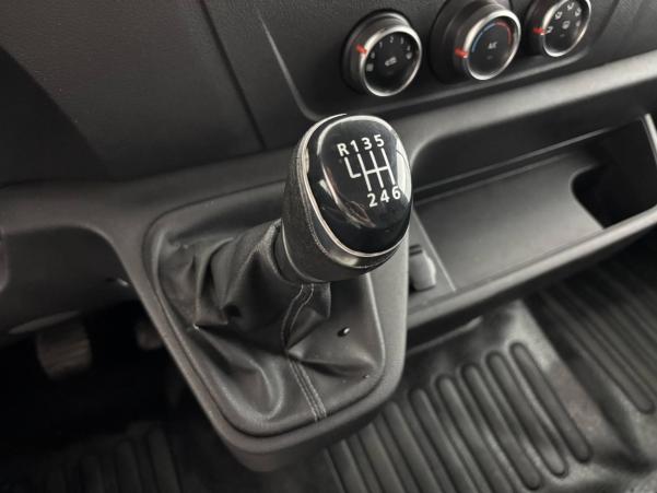 Vente en ligne Renault Master 3 Fourgon MASTER FGN TRAC F3300 L1H2 DCI 135 au prix de 21 990 €