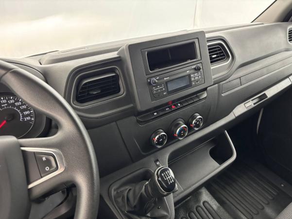 Vente en ligne Renault Master 3 Fourgon MASTER FGN TRAC F3300 L1H2 DCI 135 au prix de 21 990 €