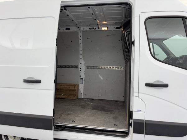 Vente en ligne Renault Master 3 Fourgon MASTER FGN TRAC F3300 L1H2 DCI 135 au prix de 21 990 €