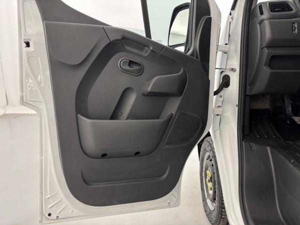Vente en ligne Renault Master 3 Fourgon MASTER FGN TRAC F3300 L1H2 DCI 135 au prix de 21 990 €