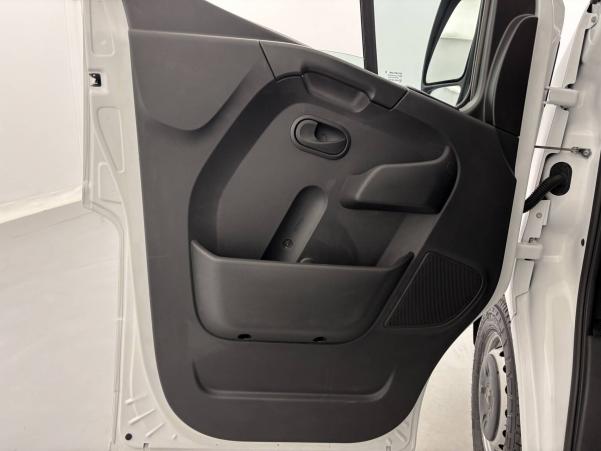 Vente en ligne Renault Master Fourgon MASTER FGN TRAC F3300 L2H2 DCI 135 au prix de 22 790 €