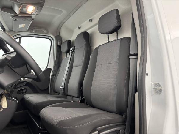 Vente en ligne Renault Master Fourgon MASTER FGN TRAC F3300 L2H2 DCI 135 au prix de 22 790 €