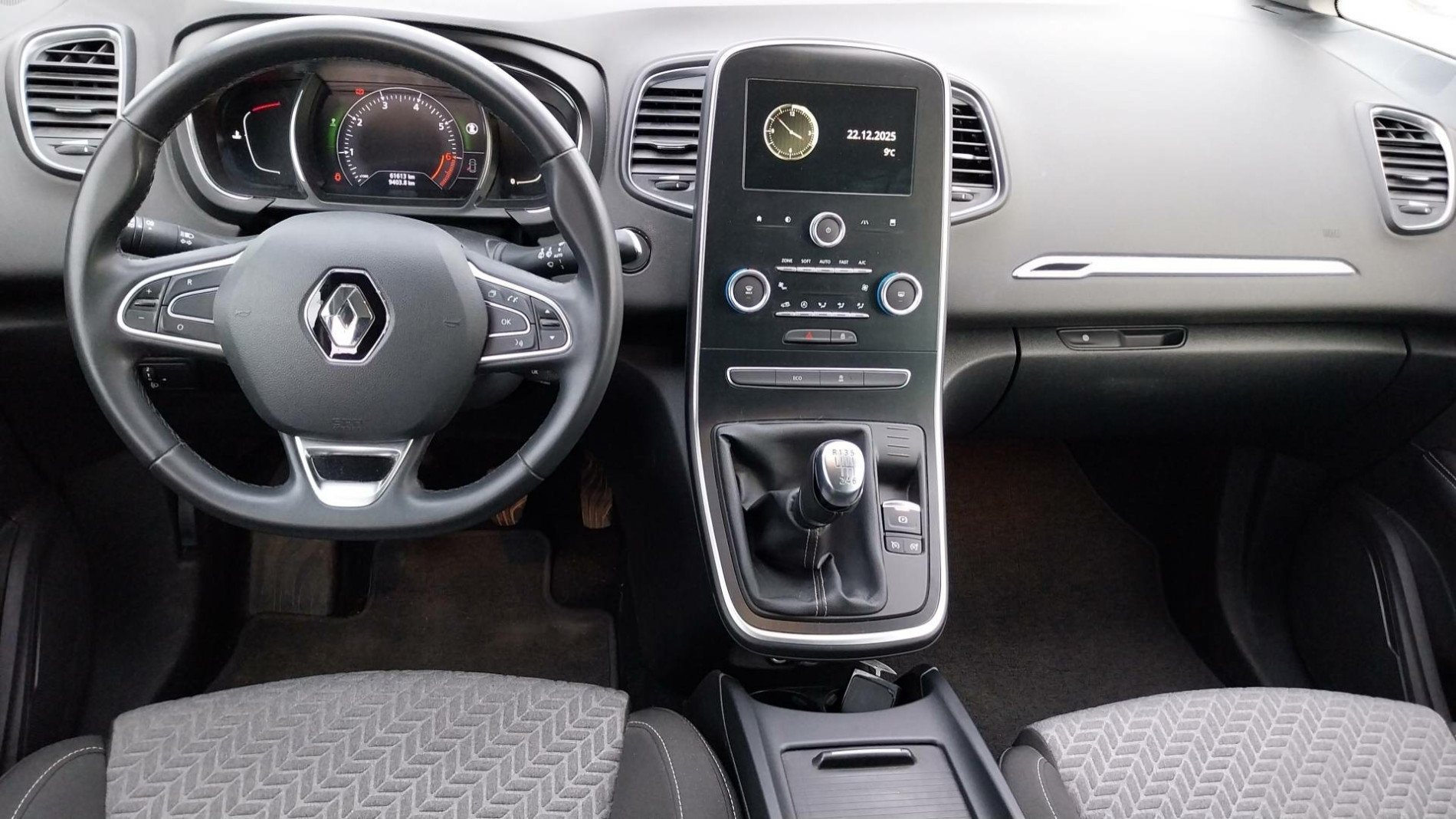 Vente en ligne Renault Grand Scenic 4 Grand Scenic TCe 140 FAP - 21 au prix de 20 990 €