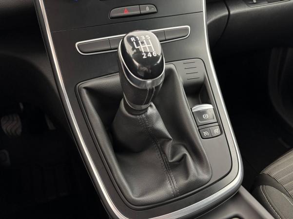 Vente en ligne Renault Grand Scenic 4 Grand Scenic Blue dCi 120 au prix de 18 490 €