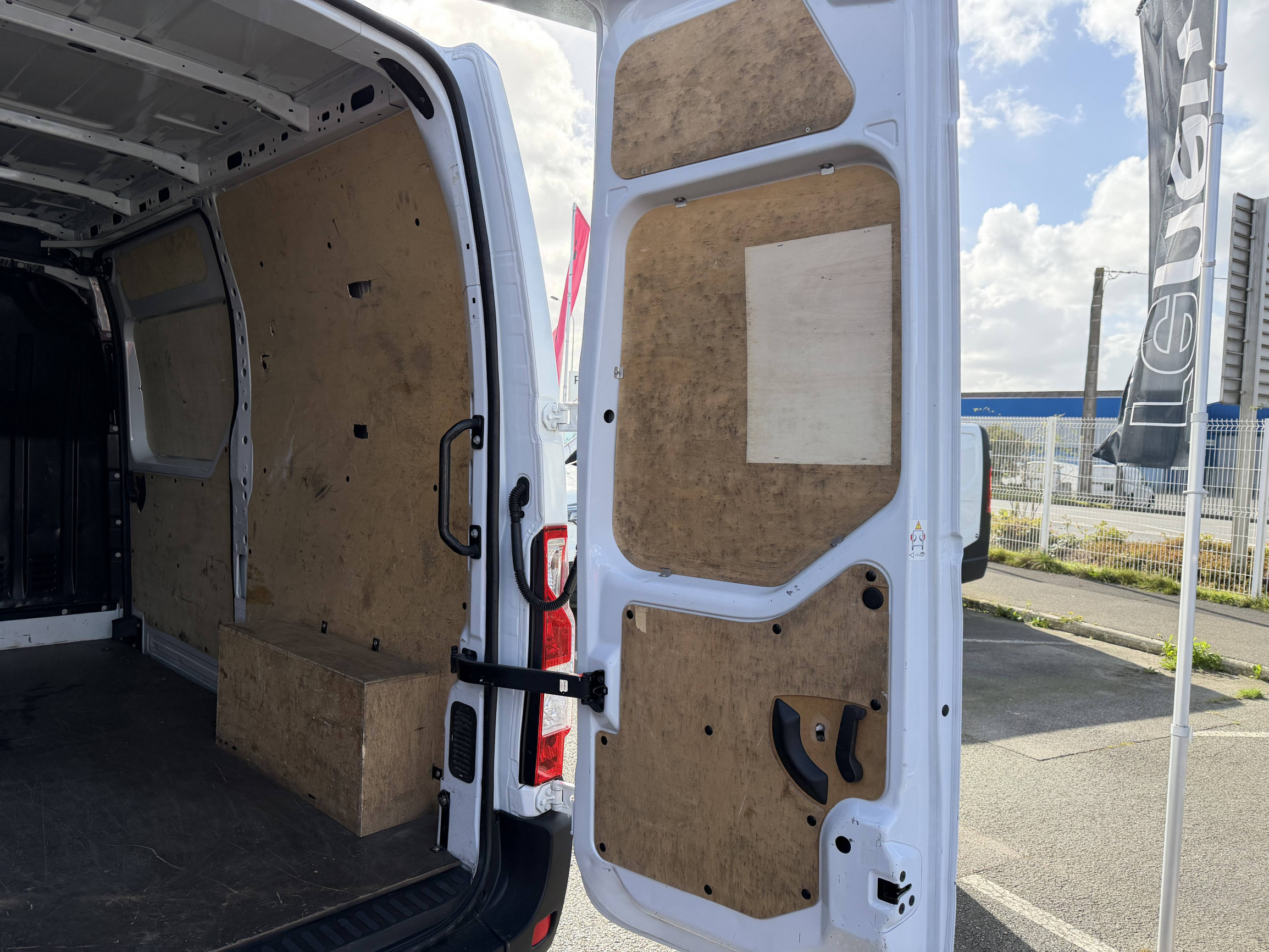 Vente en ligne Renault Master Fourgon MASTER FGN TRAC F3500 L2H2 BLUE DCI 135 au prix de 23 490 €