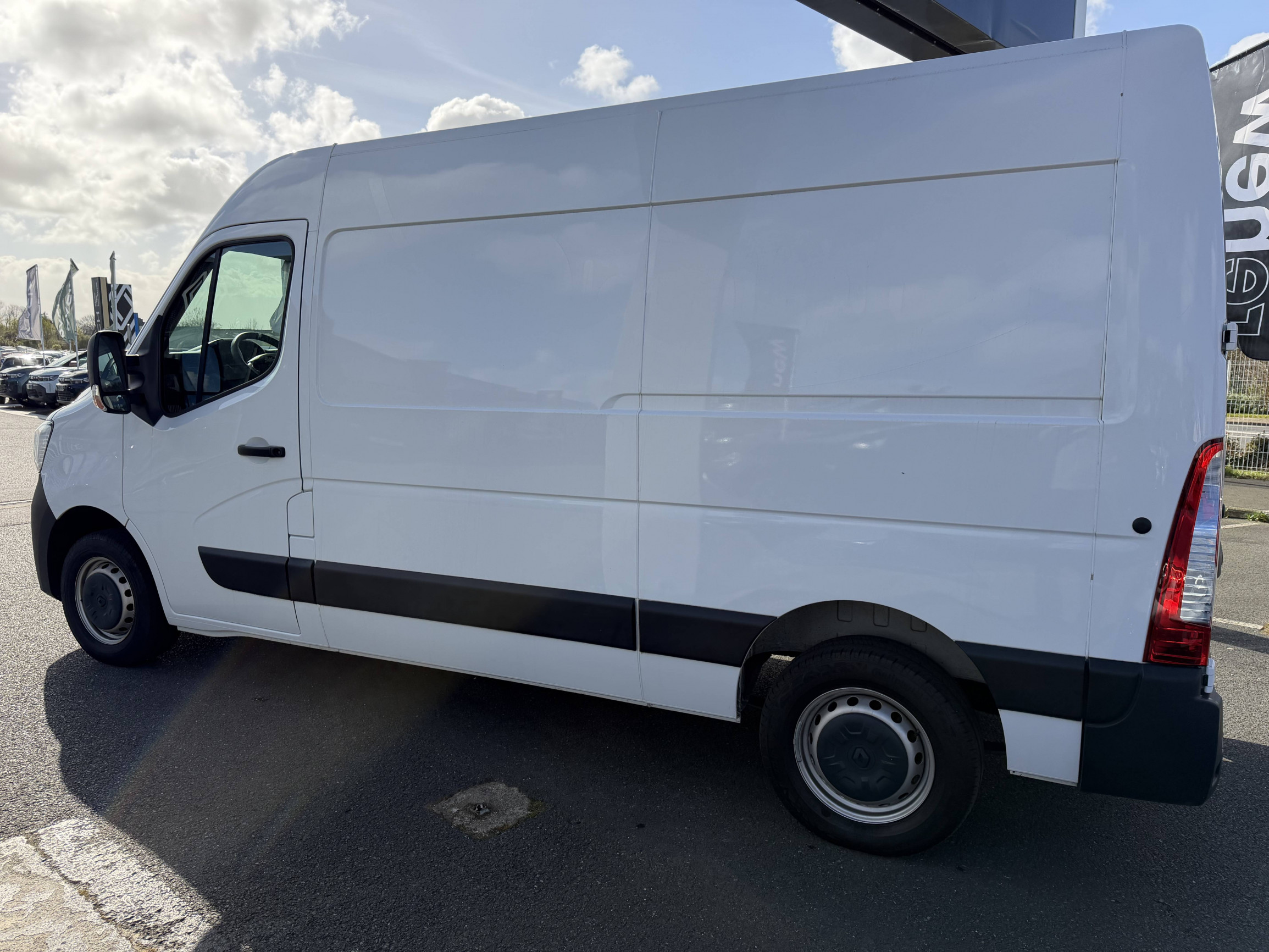 Vente en ligne Renault Master Fourgon MASTER FGN TRAC F3500 L2H2 BLUE DCI 135 au prix de 23 490 €