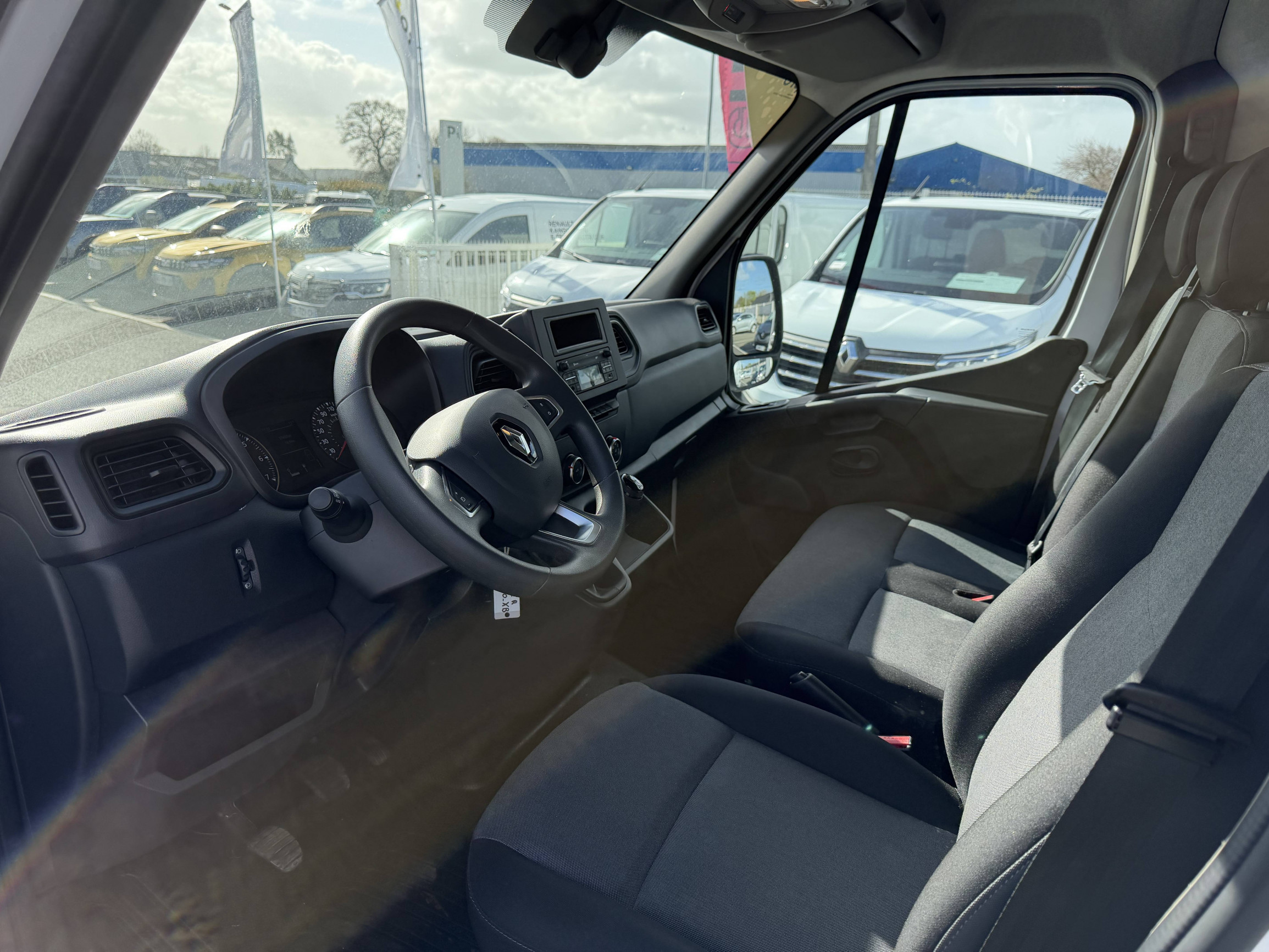 Vente en ligne Renault Master Fourgon MASTER FGN TRAC F3500 L2H2 BLUE DCI 135 au prix de 23 490 €