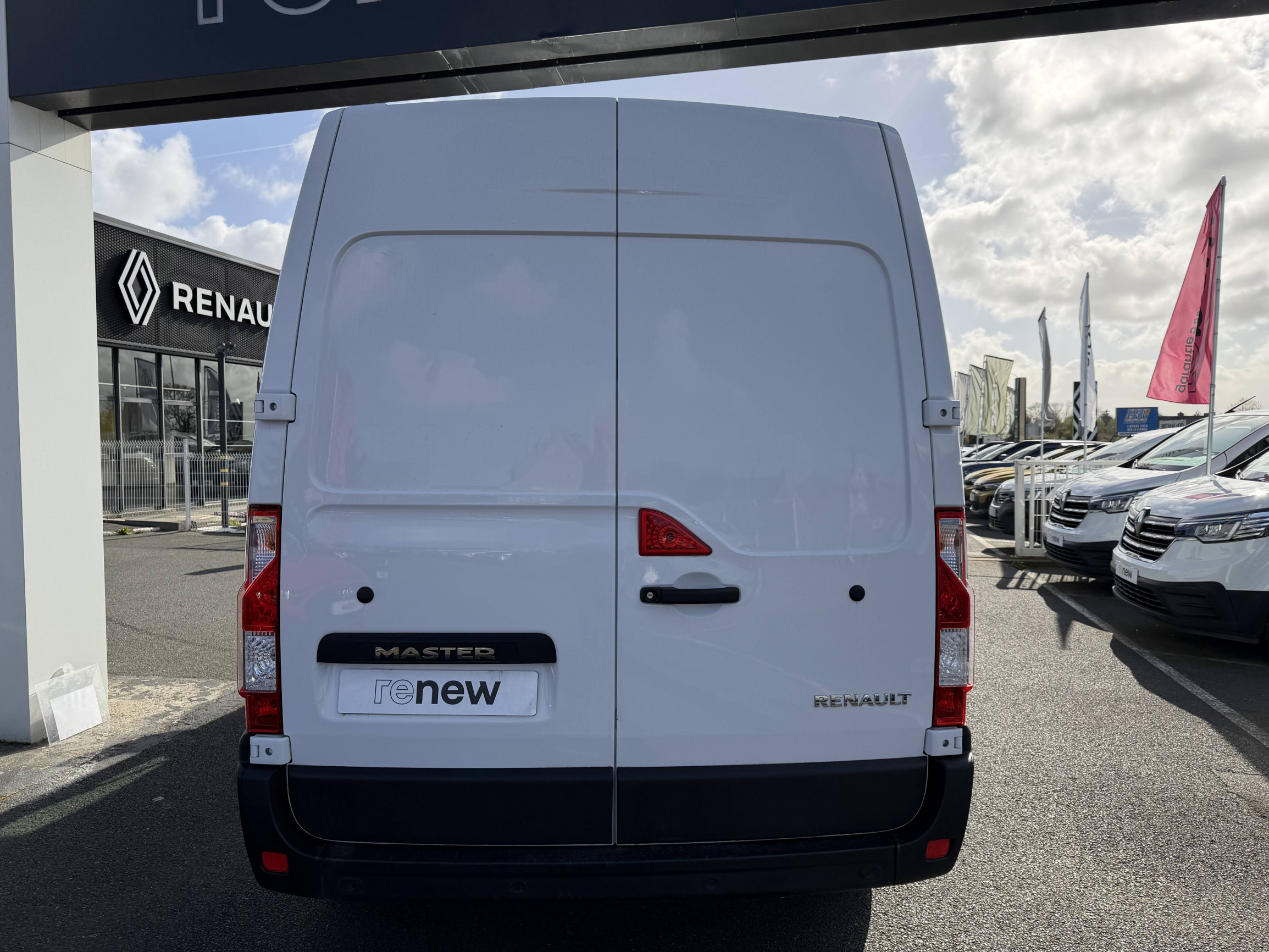 Vente en ligne Renault Master Fourgon MASTER FGN TRAC F3500 L2H2 BLUE DCI 135 au prix de 23 490 €