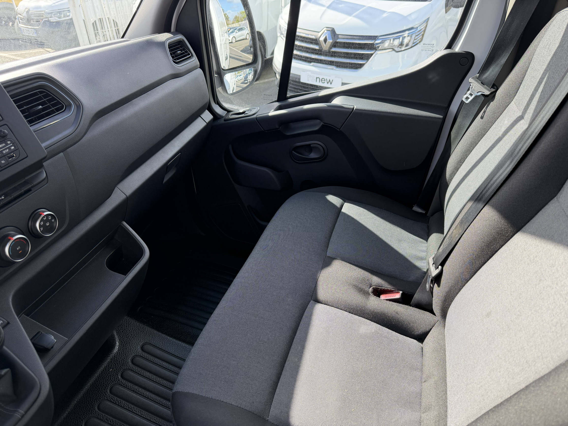 Vente en ligne Renault Master Fourgon MASTER FGN TRAC F3500 L2H2 BLUE DCI 135 au prix de 23 490 €