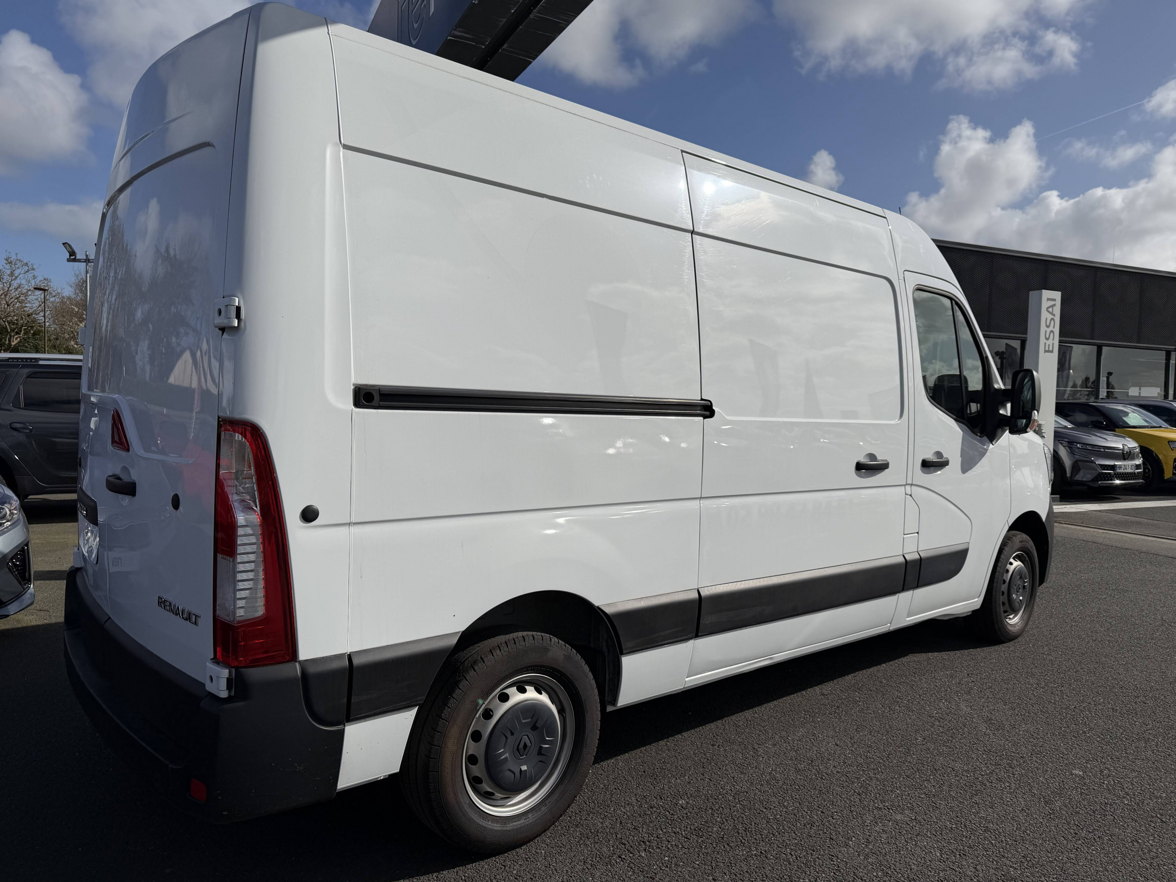 Vente en ligne Renault Master Fourgon MASTER FGN TRAC F3500 L2H2 BLUE DCI 135 au prix de 23 490 €
