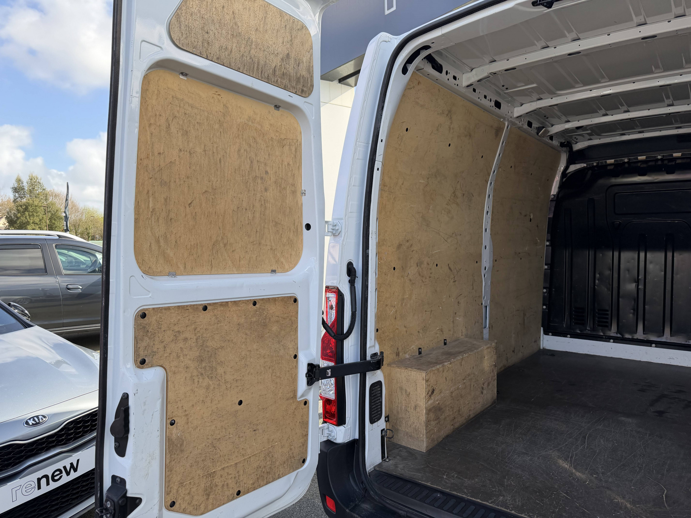 Vente en ligne Renault Master Fourgon MASTER FGN TRAC F3500 L2H2 BLUE DCI 135 au prix de 23 490 €