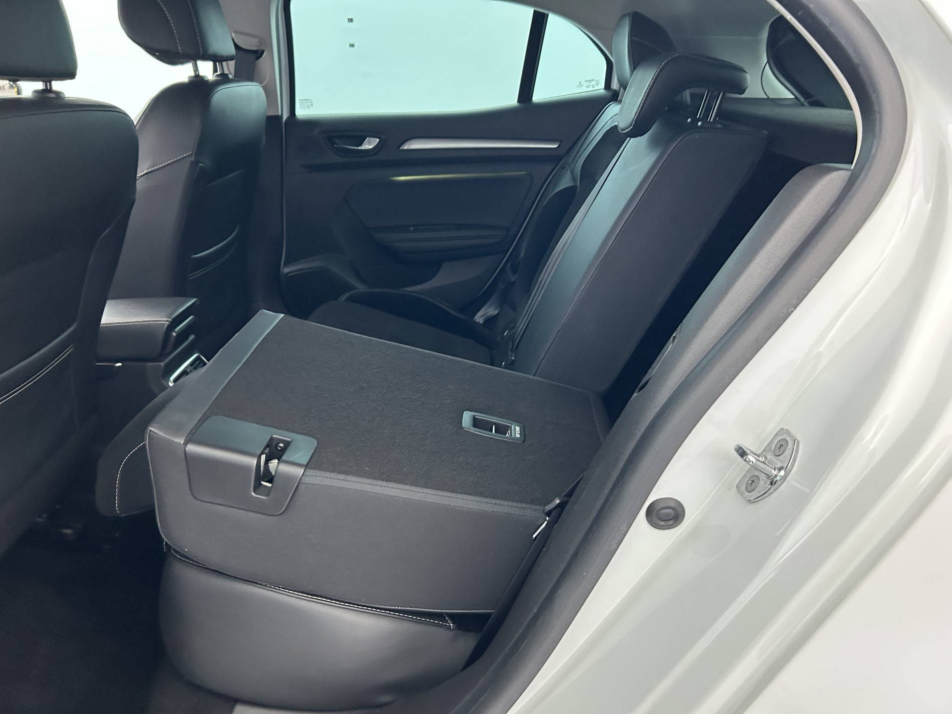 Vente en ligne Renault Megane 4 Mégane IV Berline TCe 140 FAP au prix de 11 990 €