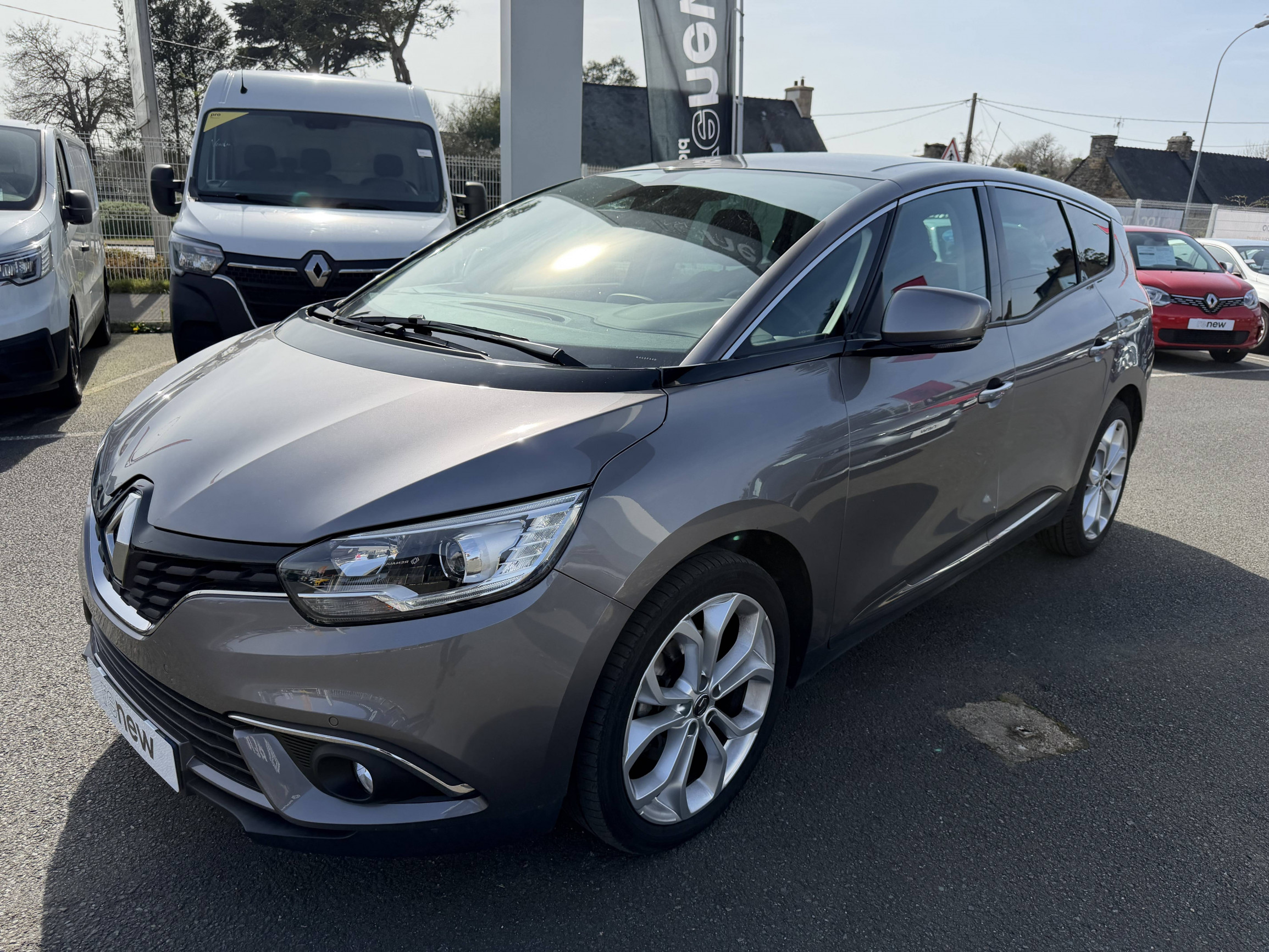 Vente en ligne Renault Grand Scenic 4 Grand Scenic Blue dCi 120 au prix de 17 990 €