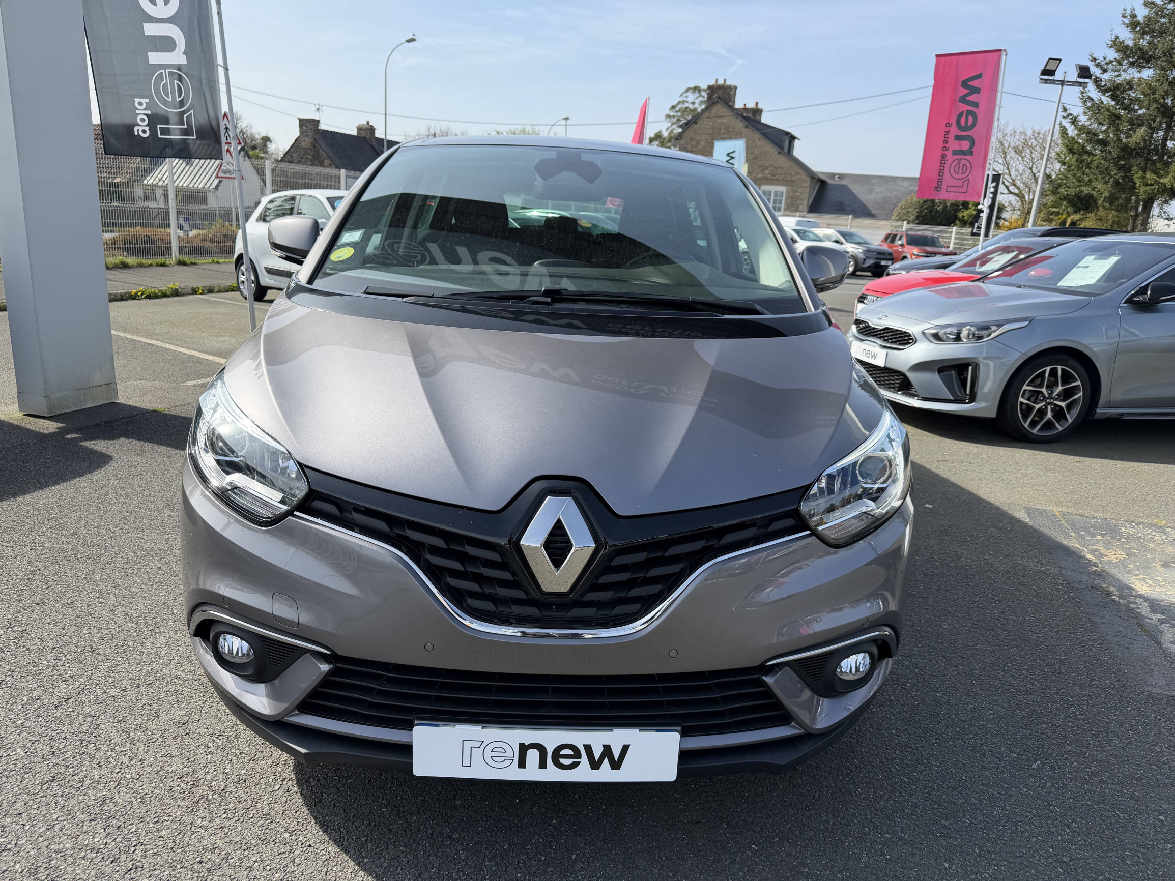 Vente en ligne Renault Grand Scenic 4 Grand Scenic Blue dCi 120 au prix de 17 990 €