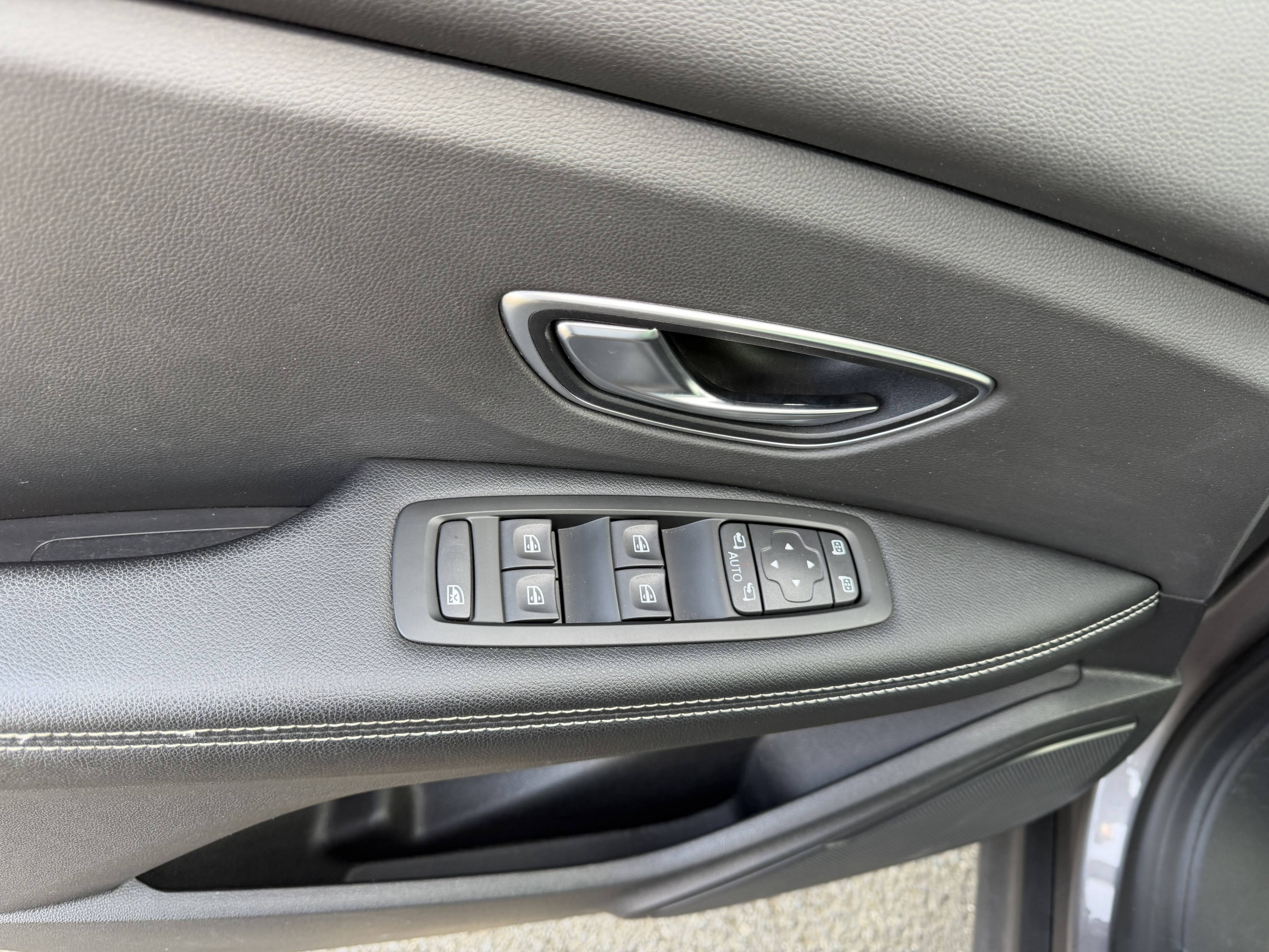 Vente en ligne Renault Grand Scenic 4 Grand Scenic Blue dCi 120 au prix de 17 990 €