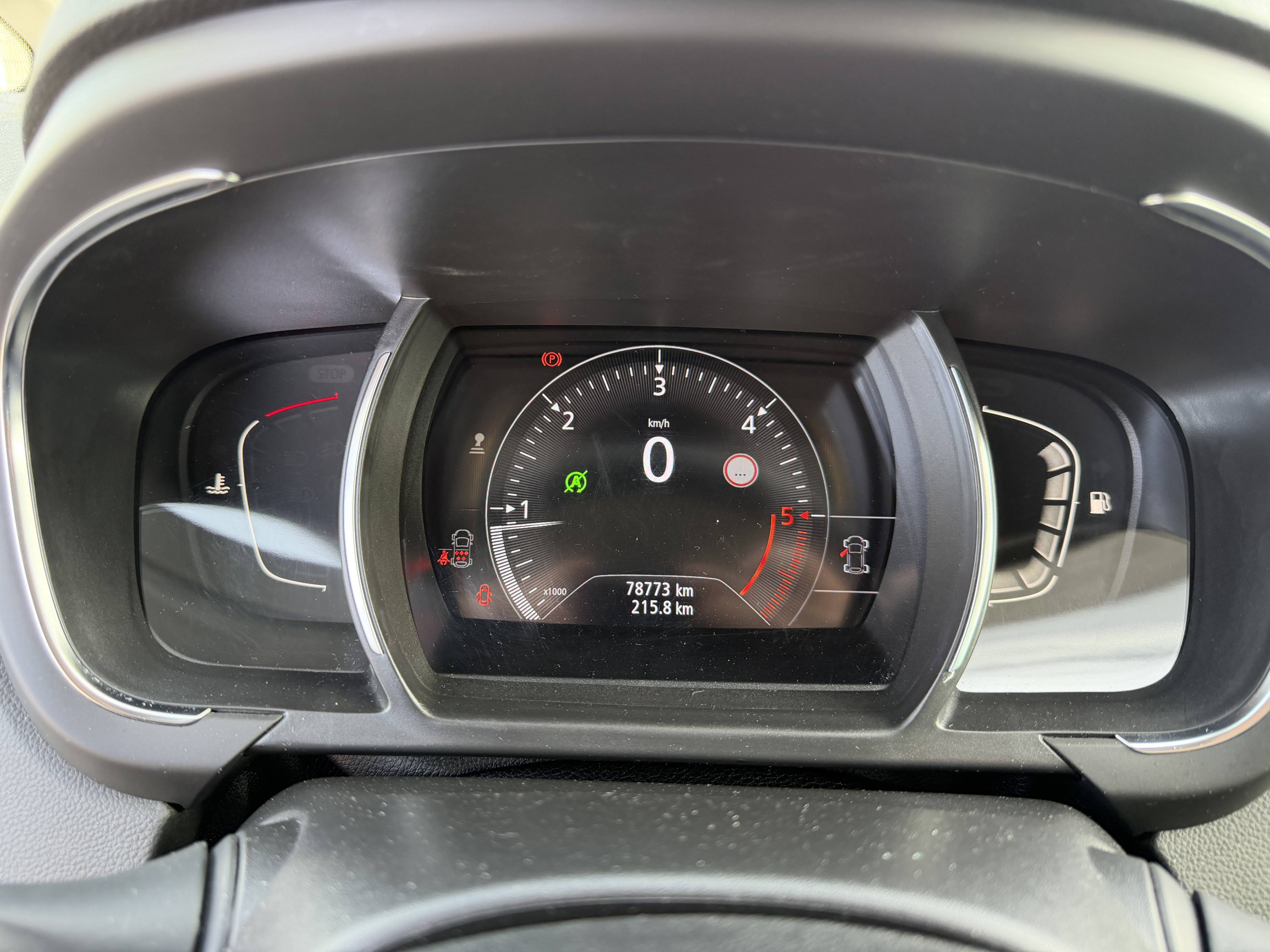 Vente en ligne Renault Grand Scenic 4 Grand Scenic Blue dCi 120 au prix de 17 990 €