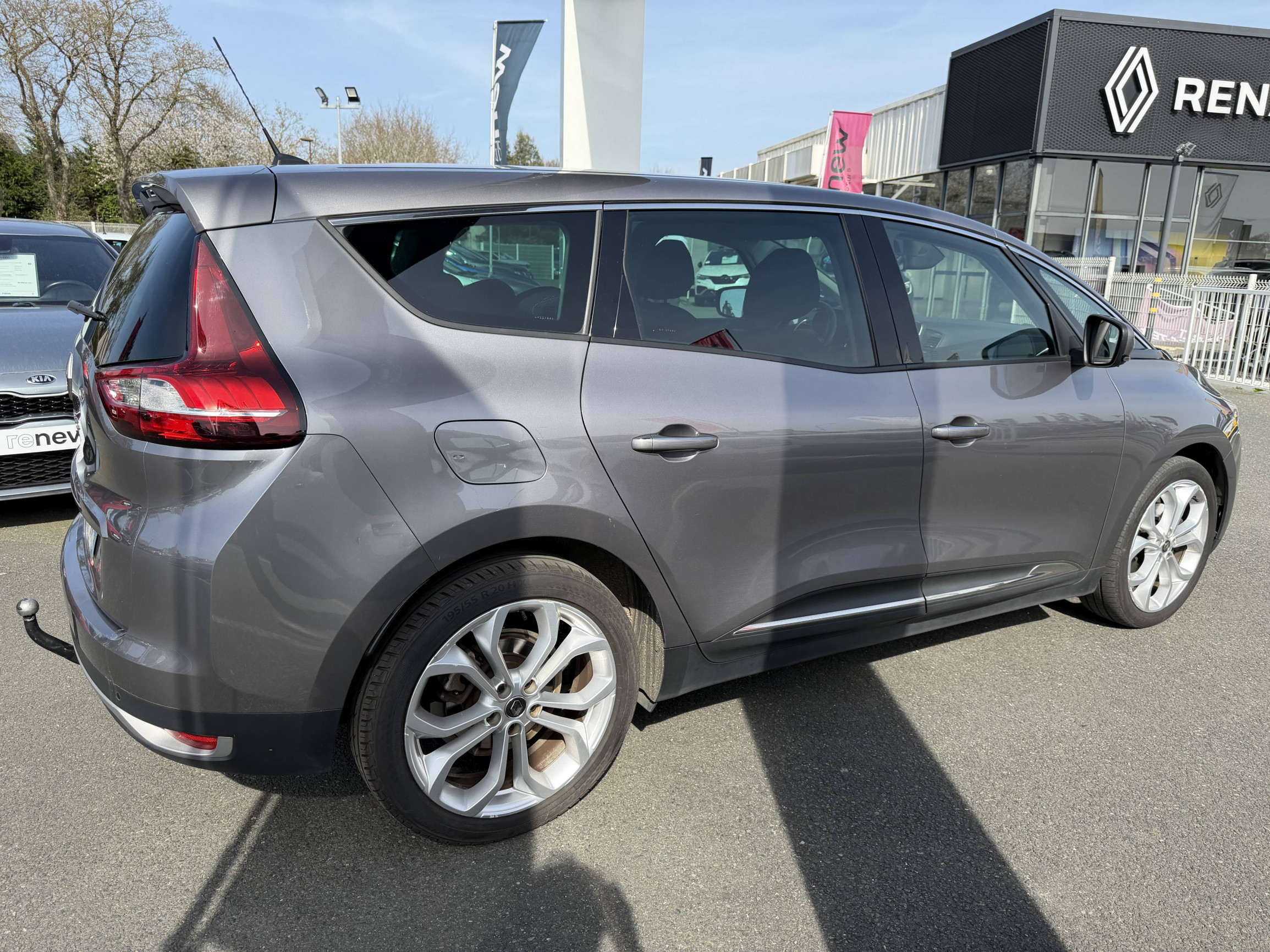 Vente en ligne Renault Grand Scenic 4 Grand Scenic Blue dCi 120 au prix de 17 990 €