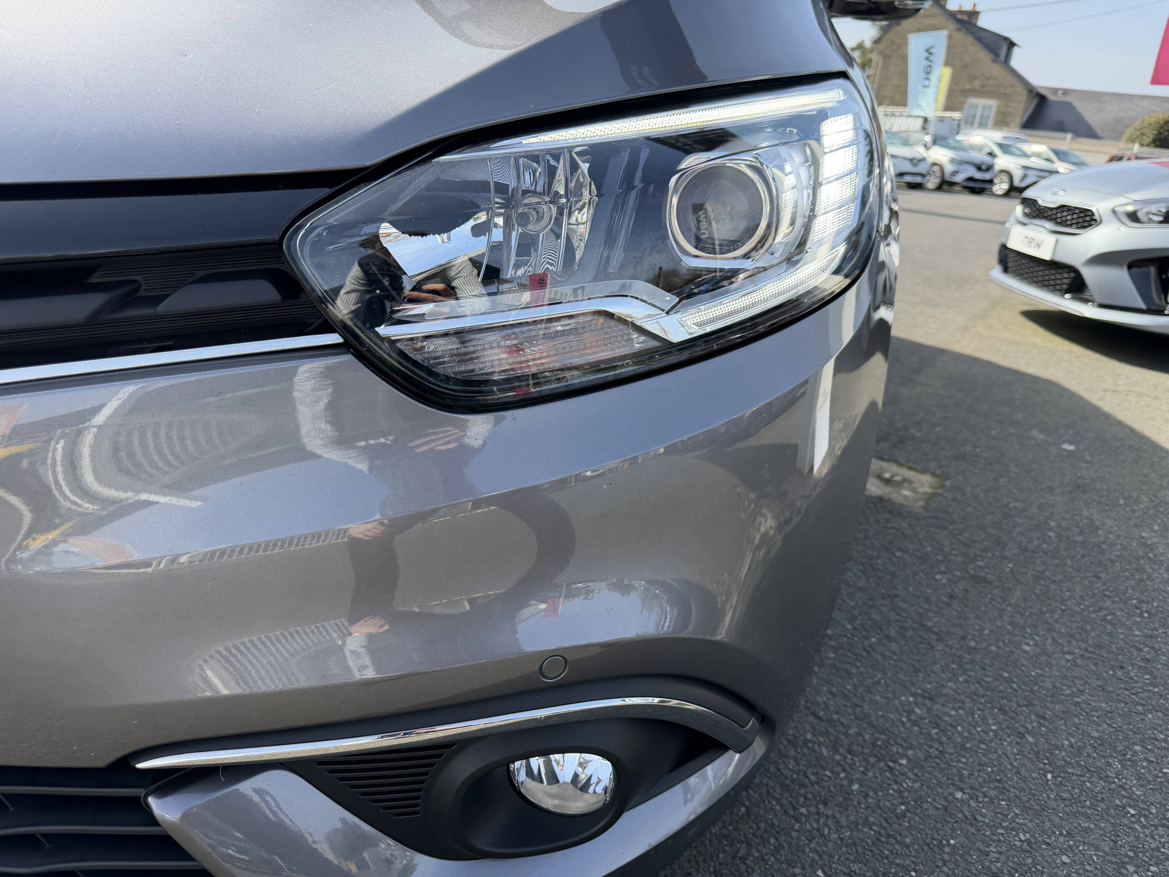 Vente en ligne Renault Grand Scenic 4 Grand Scenic Blue dCi 120 au prix de 17 990 €