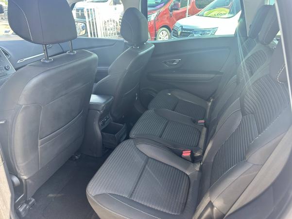 Vente en ligne Renault Grand Scenic 4 Grand Scenic Blue dCi 120 au prix de 17 490 €