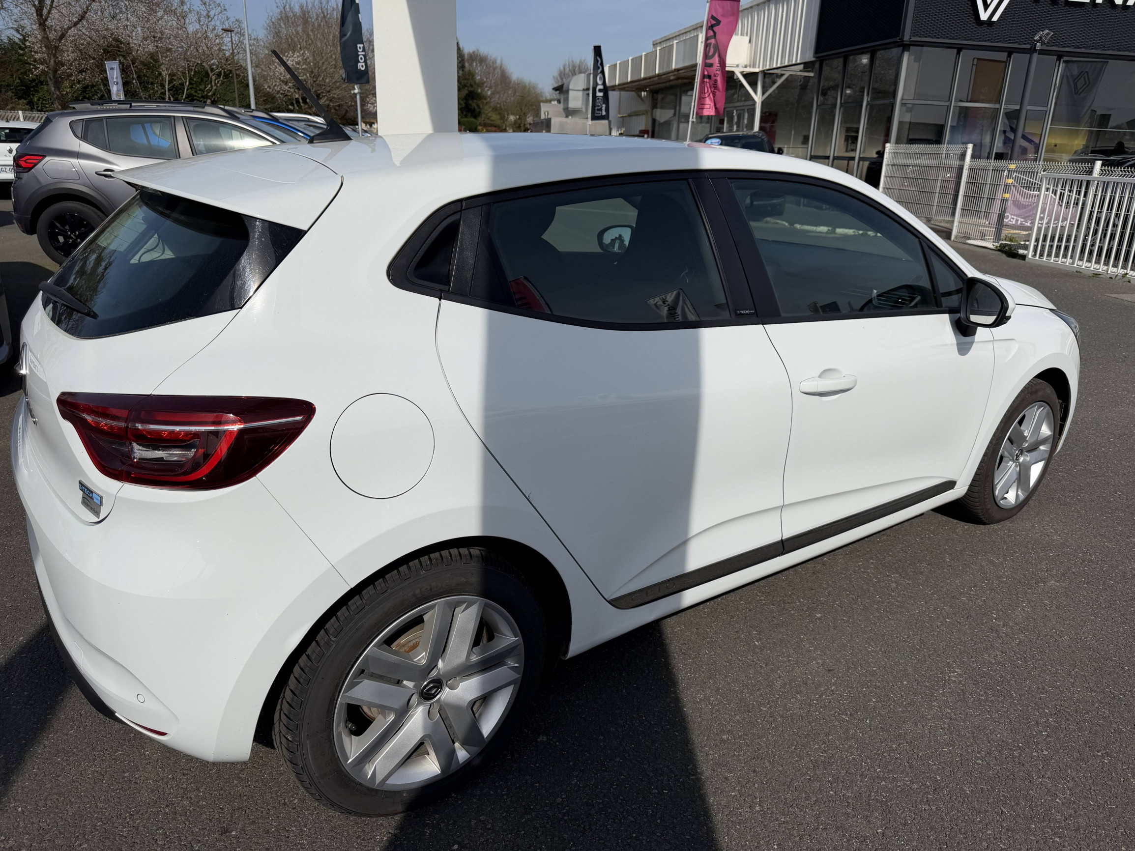 Vente en ligne Renault Clio 5 Clio E-Tech 140 au prix de 13 990 €