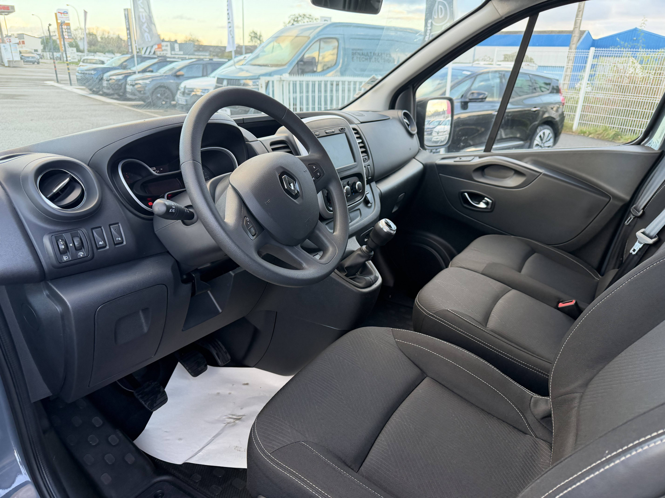 Vente en ligne Renault Trafic Cabine Approfondie  L1H1 1000 KG DCI 120 au prix de 27 990 €