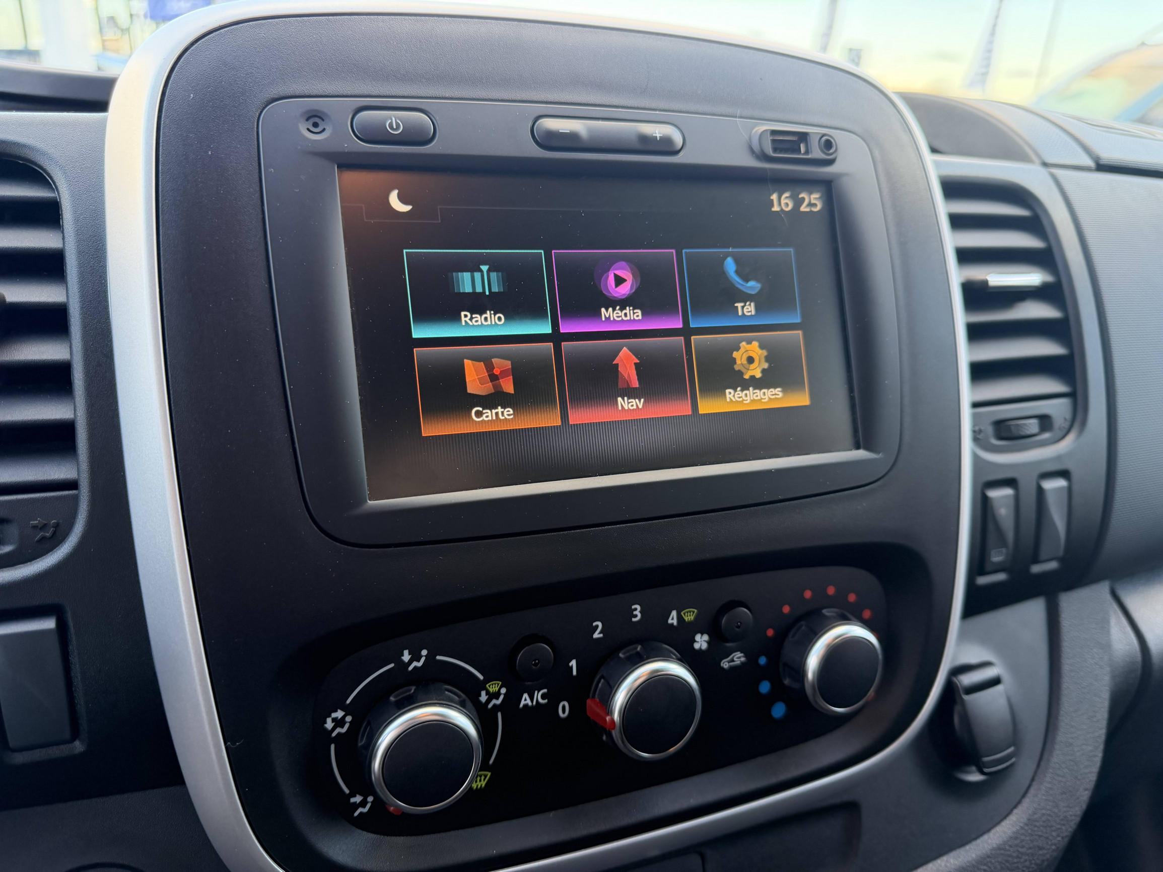 Vente en ligne Renault Trafic Cabine Approfondie  L1H1 1000 KG DCI 120 au prix de 27 990 €