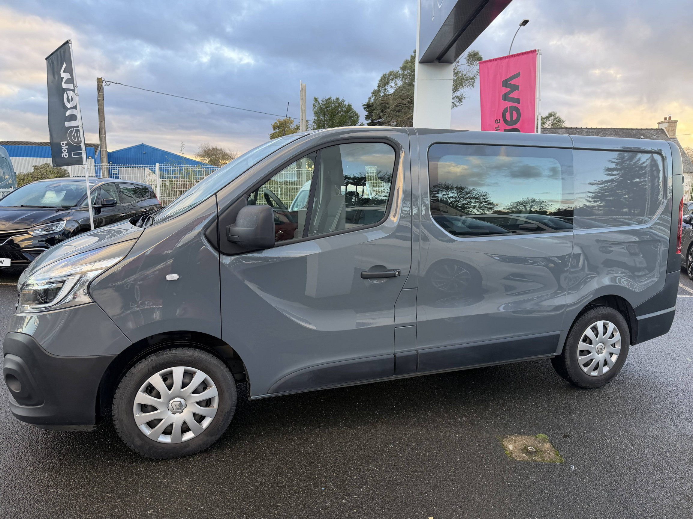 Vente en ligne Renault Trafic Cabine Approfondie  L1H1 1000 KG DCI 120 au prix de 27 990 €