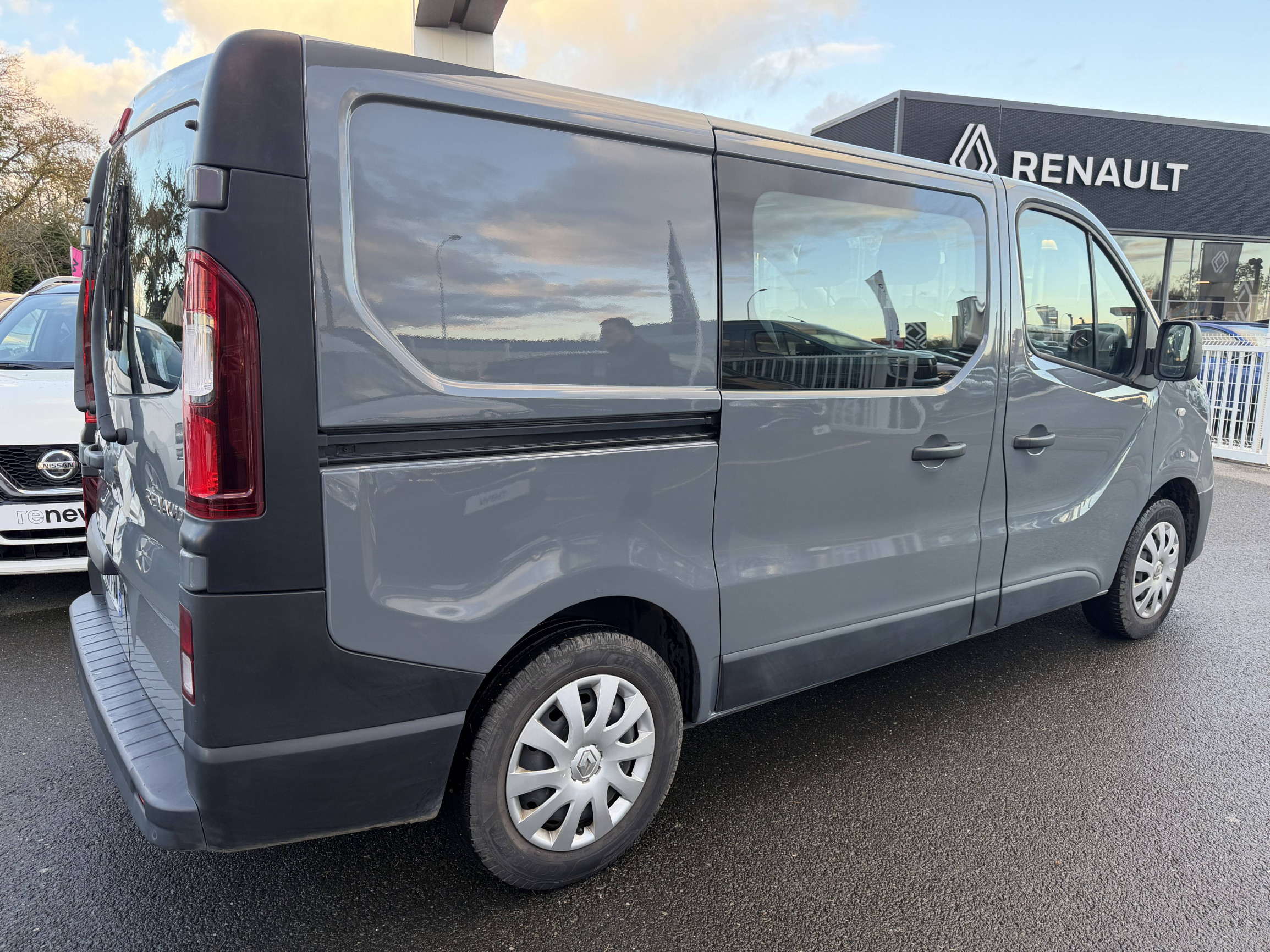 Vente en ligne Renault Trafic Cabine Approfondie  L1H1 1000 KG DCI 120 au prix de 27 990 €