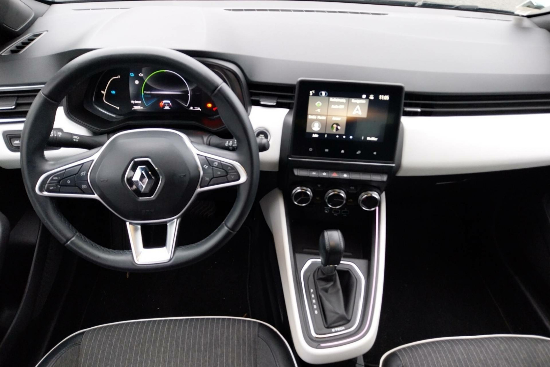 Vente en ligne Renault Clio 5 Clio E-Tech 140 - 21N au prix de 15 590 €