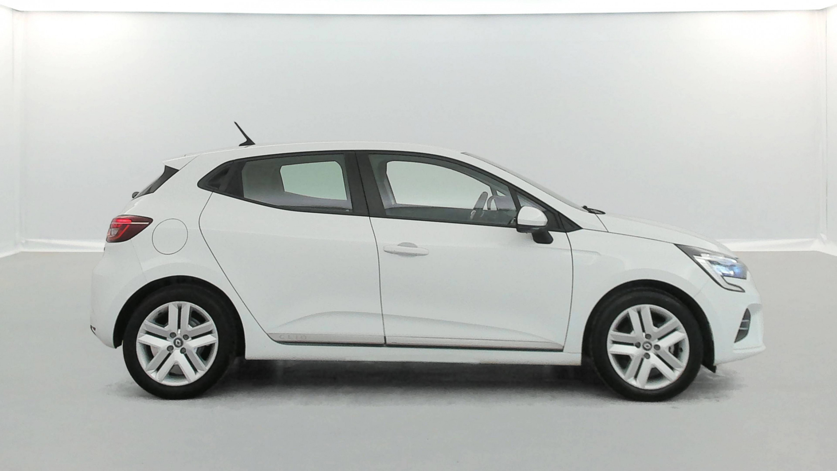 Vente en ligne Renault Clio 5 Clio E-Tech 140 - 21N au prix de 16 990 €