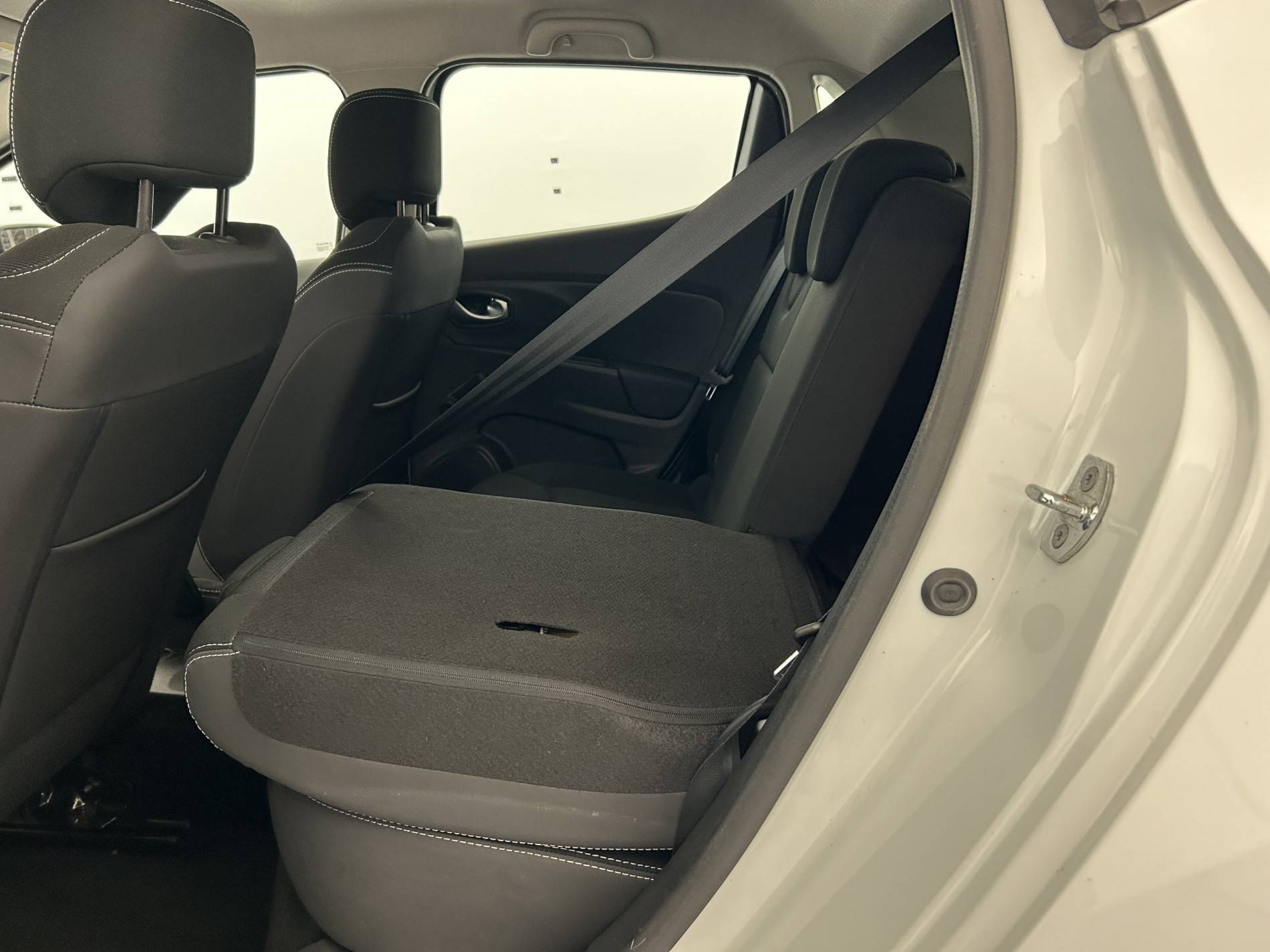 Vente en ligne Renault Clio 4 Clio dCi 90 E6C au prix de 11 990 €